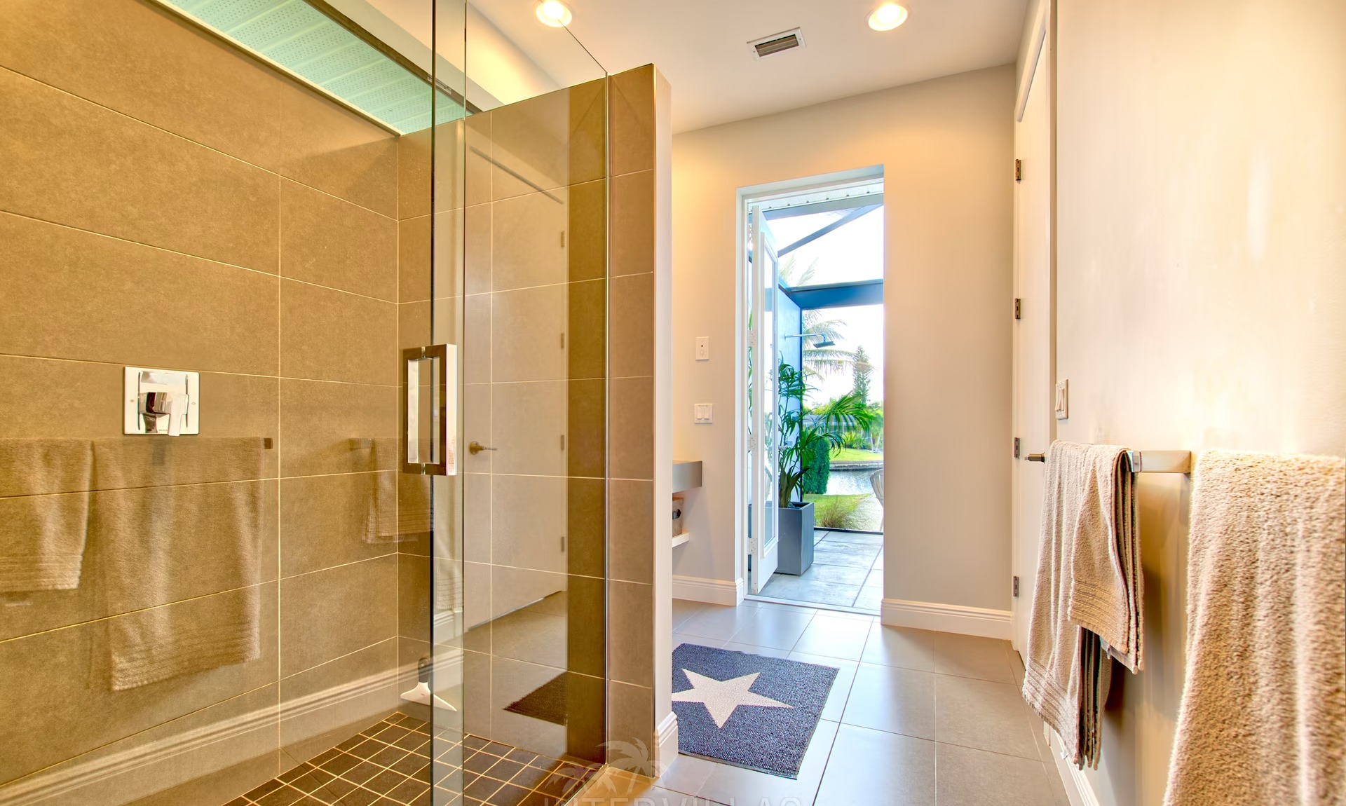 Infinity-Salzwasserpool mit Blick auf den Kanal und Sunset-Lounge.