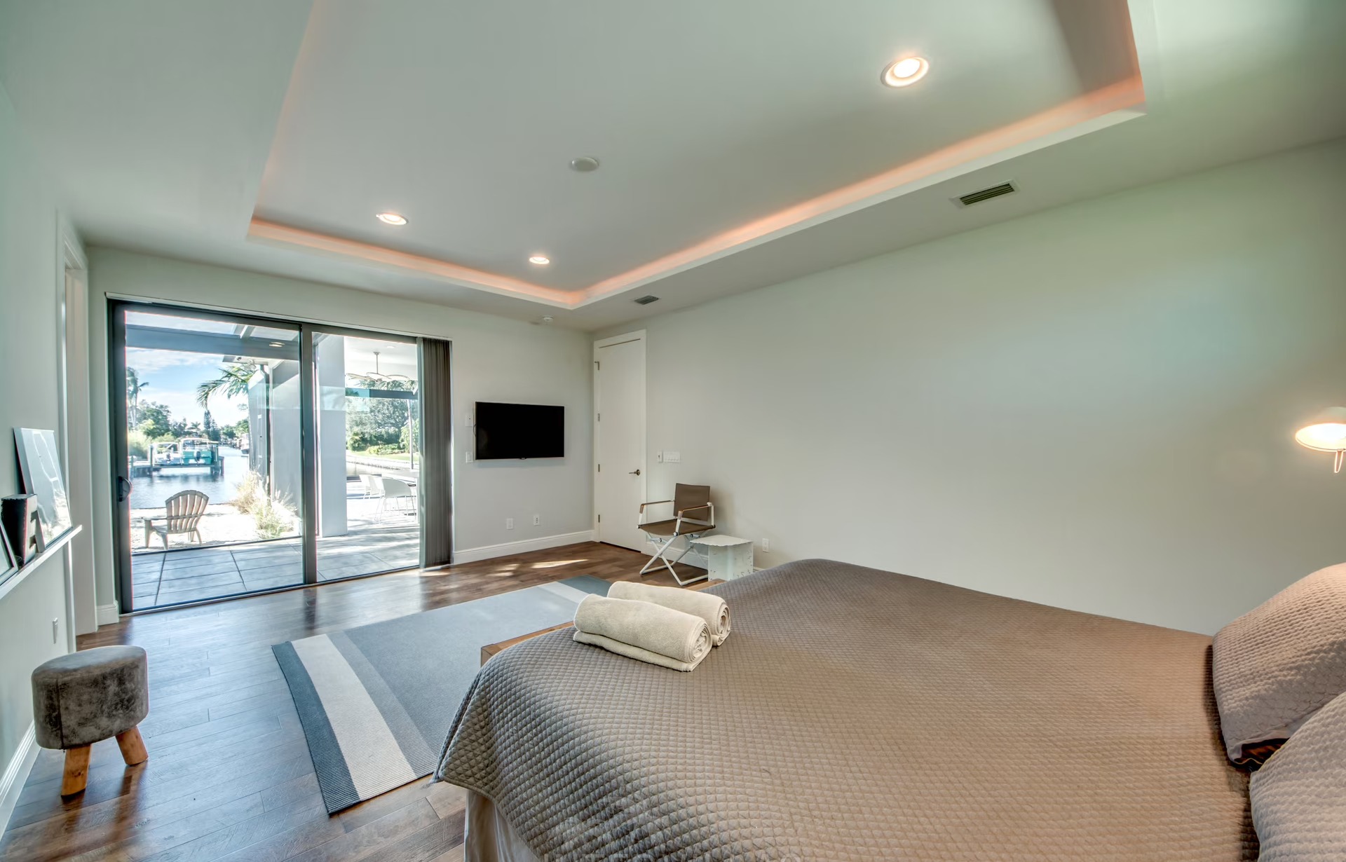 Infinity-Salzwasserpool mit Westausrichtung und Sunset-Lounge am Wasser.