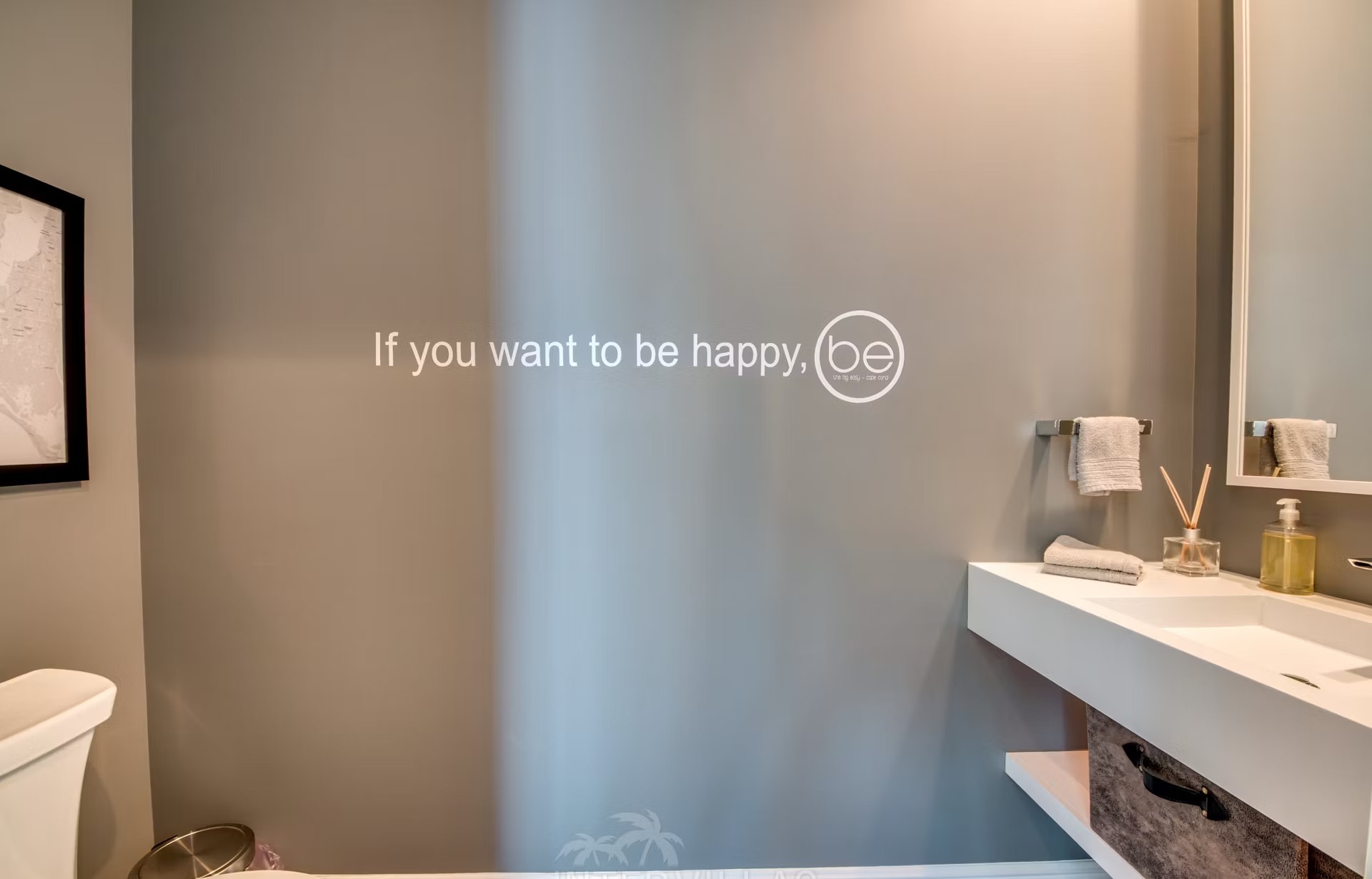 Infinity-Salzwasserpool mit Blick auf den Kanal bei Sonnenuntergang.