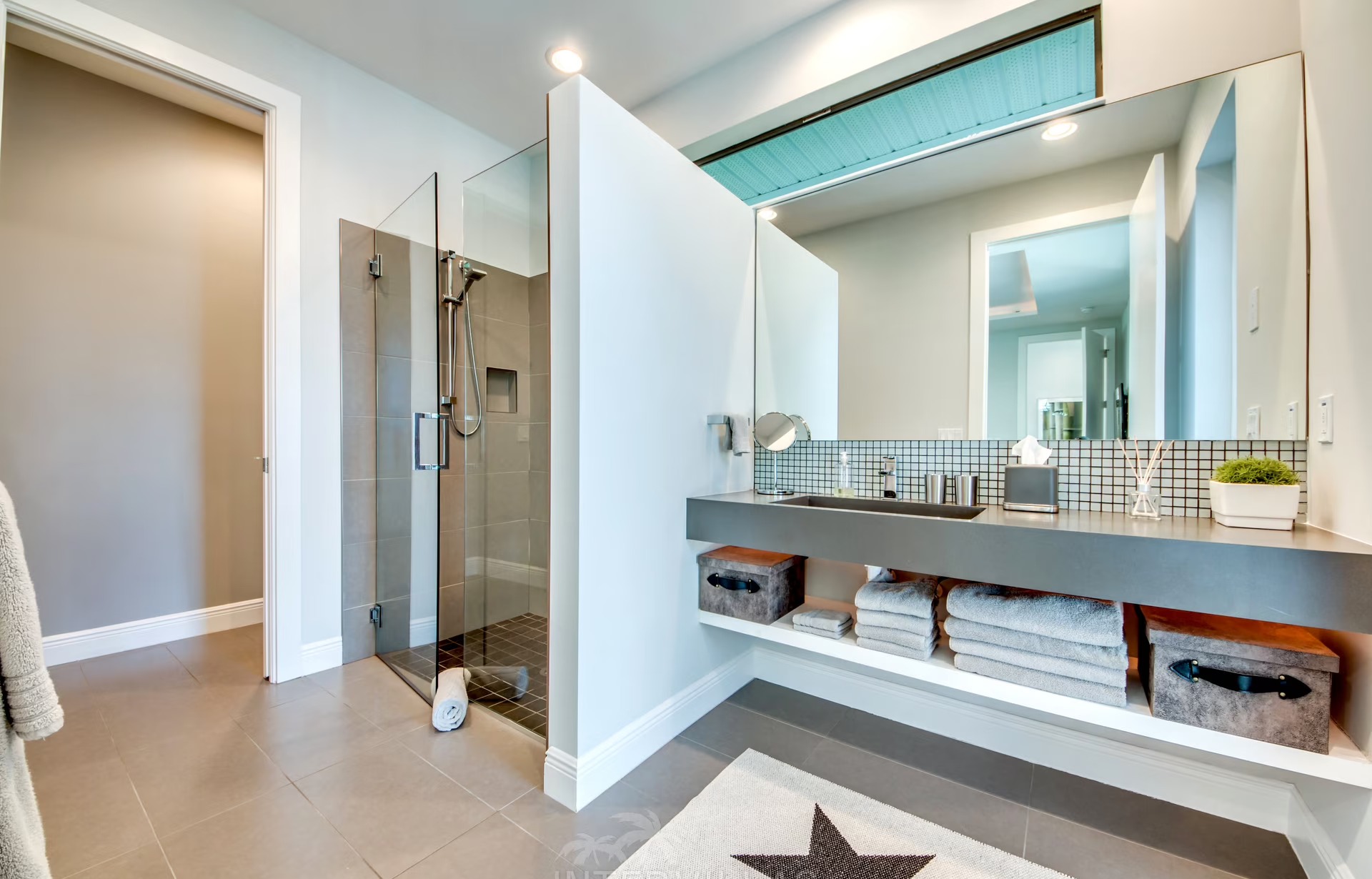 Infinity-Salzwasserpool am Wasser mit Sunset-Lounge und Putting Green.