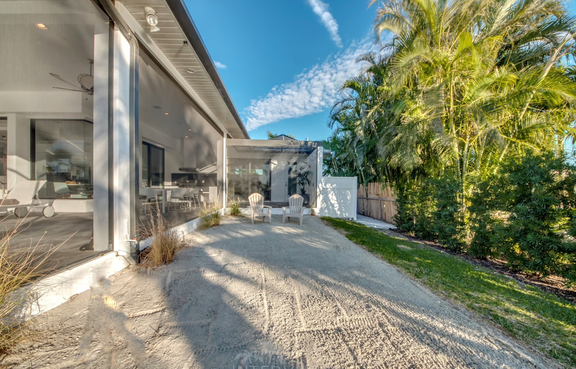Infinity-Salzwasserpool mit Westausrichtung und Sunset-Lounge am Wasser.