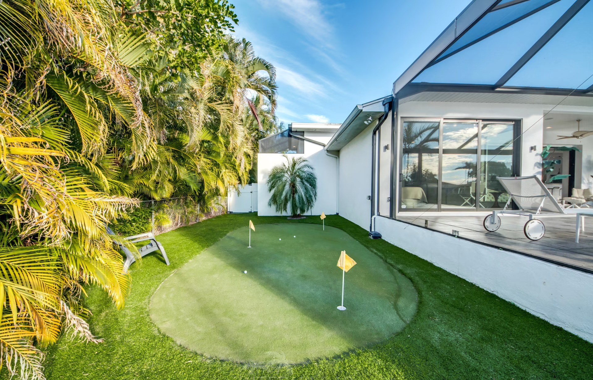 Infinity-Salzwasserpool mit Blick auf den Kanal und Sonnenuntergangs-Lounge (Westlage)