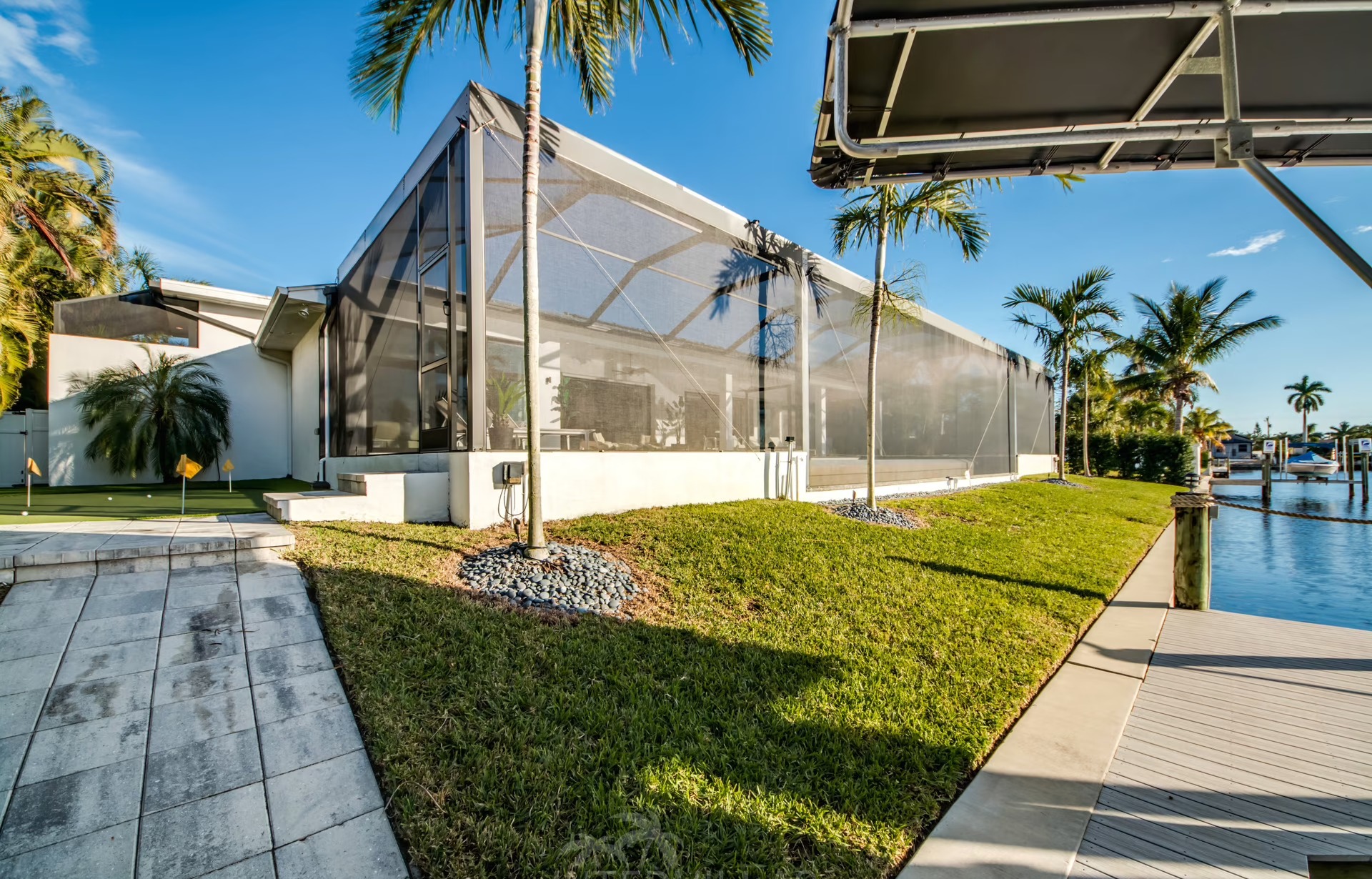 Infinity-Salzwasserpool mit Blick auf den Kanal und Sunset-Lounge in Westausrichtung.