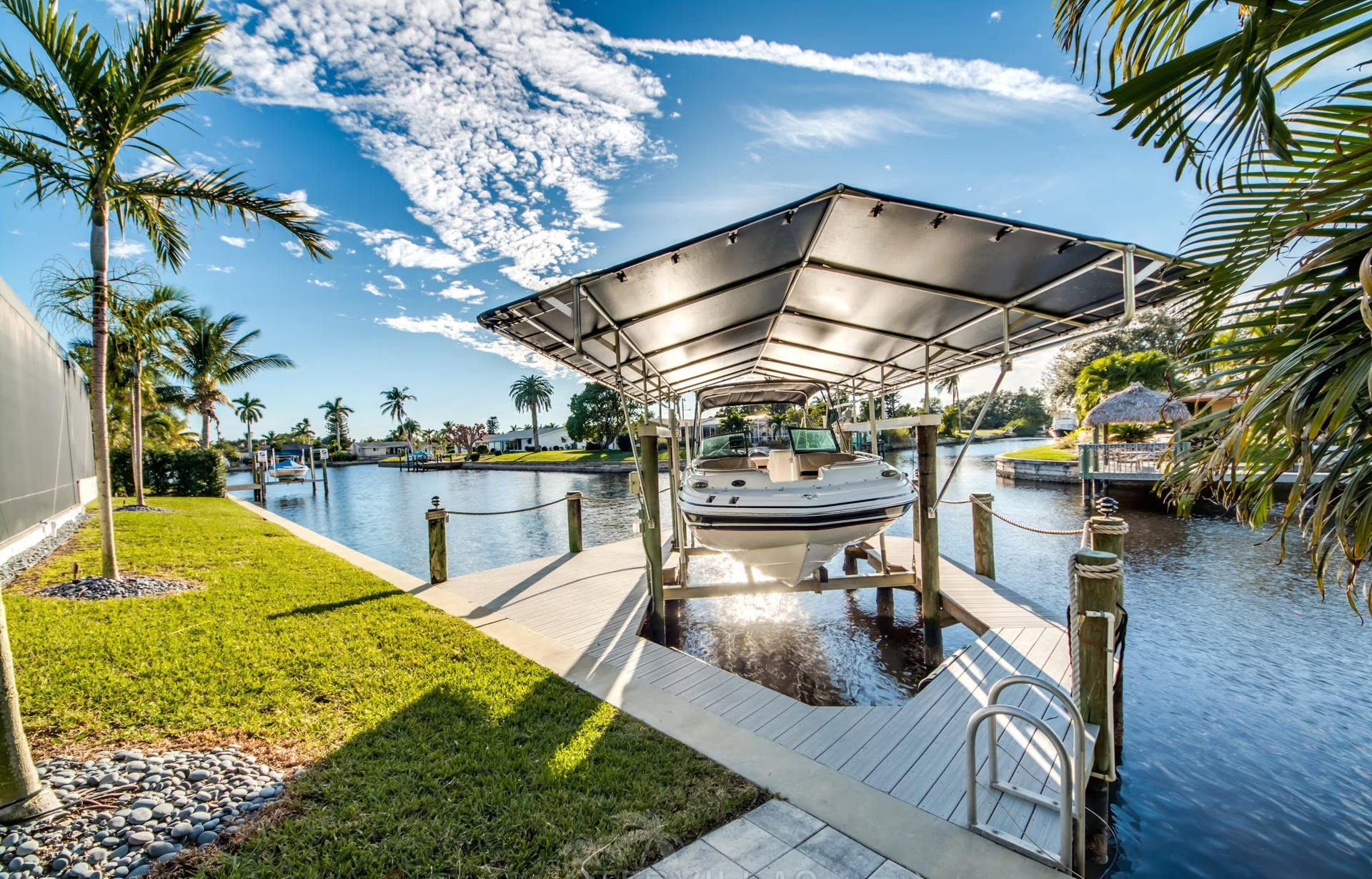 Infinity-Salzwasserpool am Kanal mit Liegen und Sunset-Lounge (Westlage)