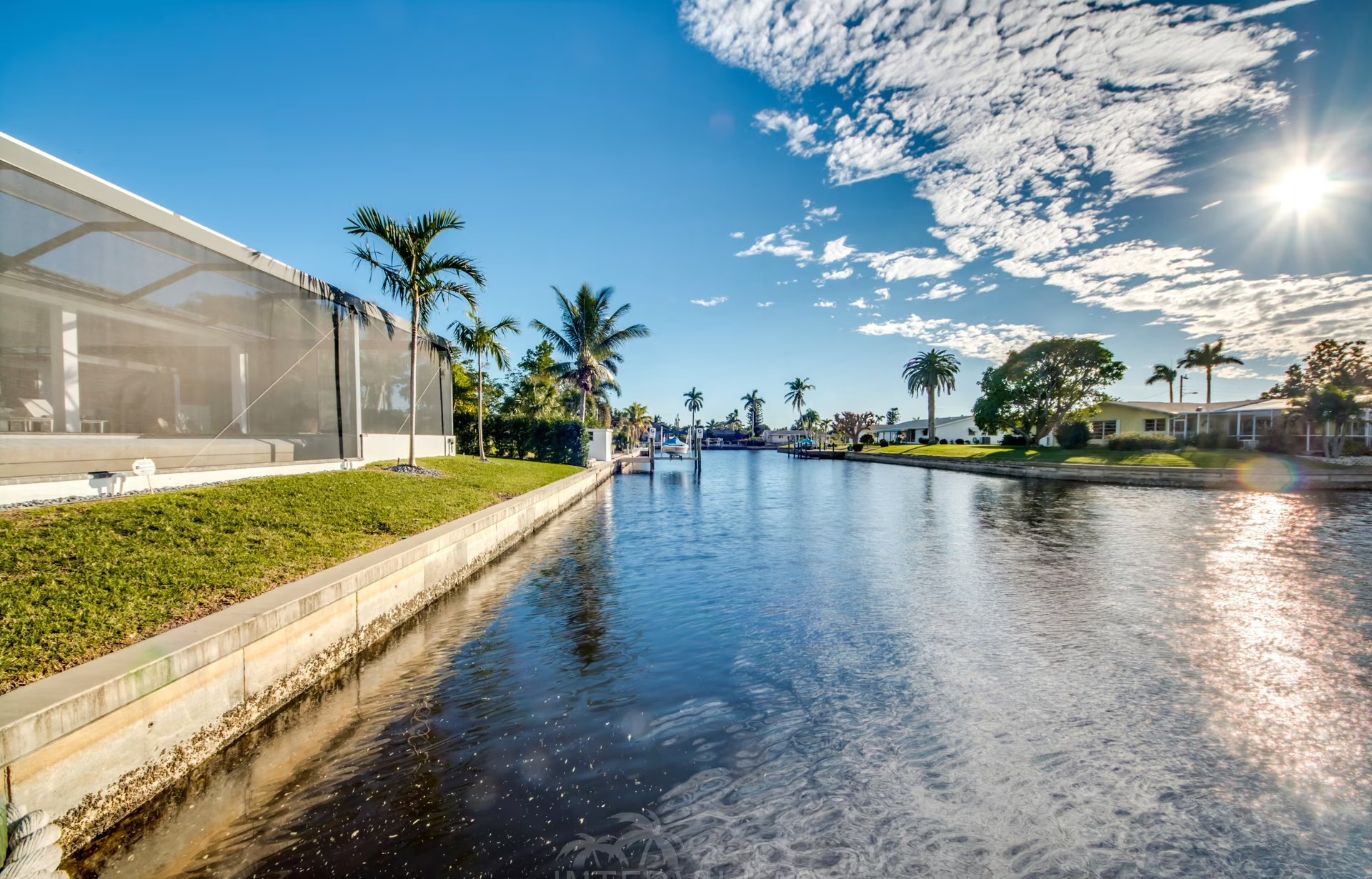 Infinity-Salzwasserpool am Wasser mit Sonnenliegen und Sunset-Lounge (Westlage) in Cape Coral, Florida.