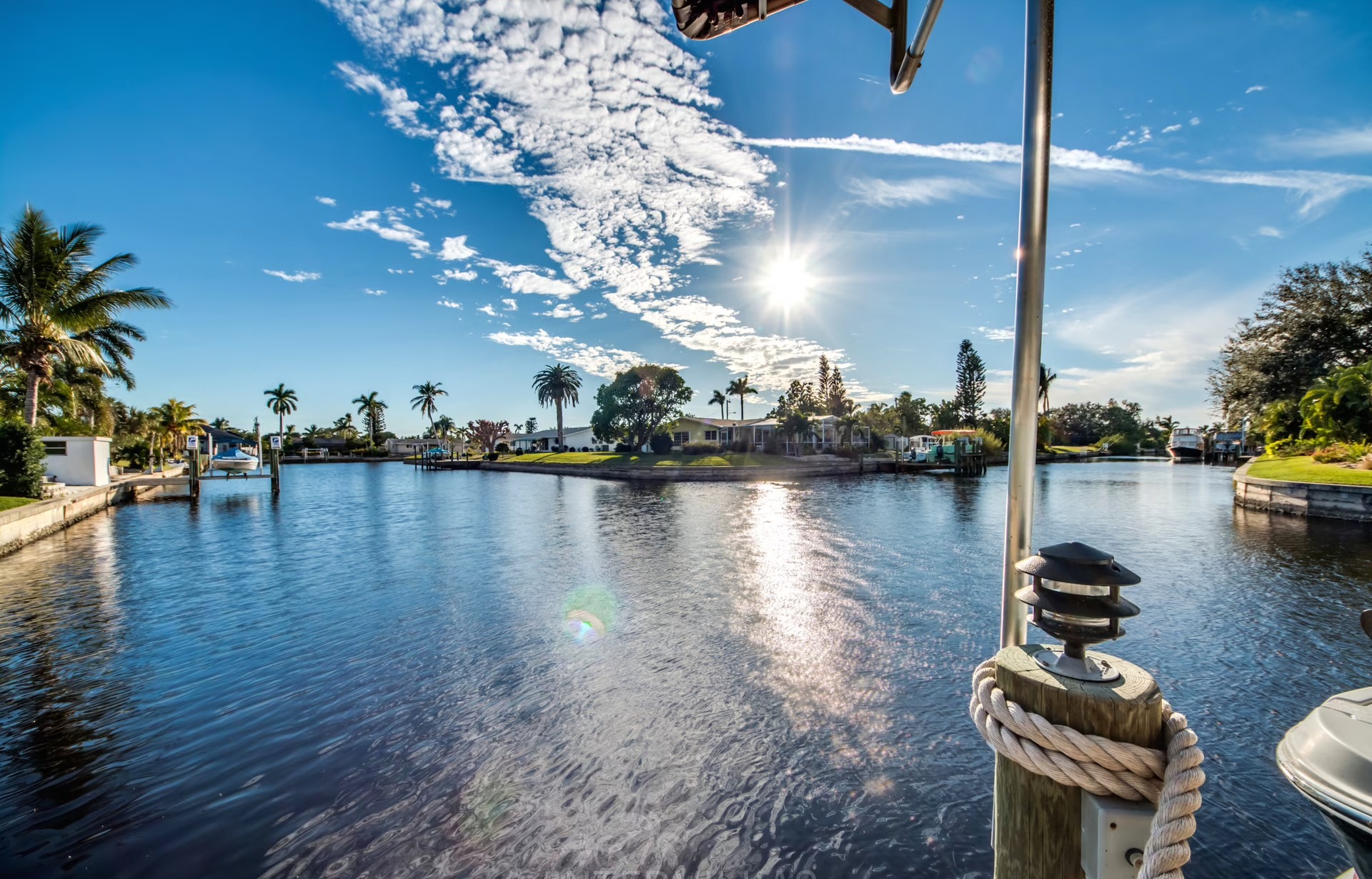 Infinity-Salzwasserpool mit Blick auf den Kanal und Sunset-Lounge (Westlage)