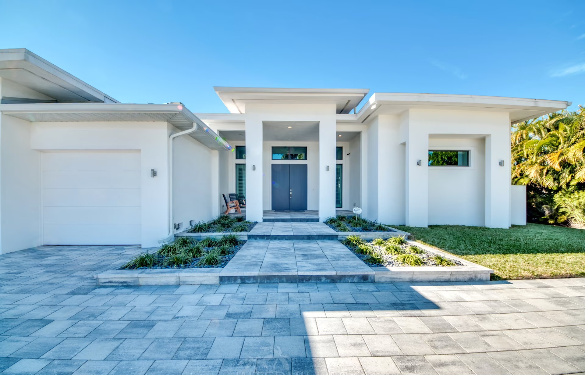 Infinity-Salzwasserpool mit Sunset-Lounge am Wasser.