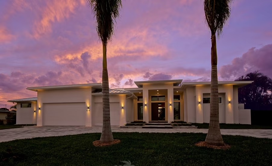 Infinity-Salzwasserpool am Wasser mit Sunset-Lounge und Putting Green.