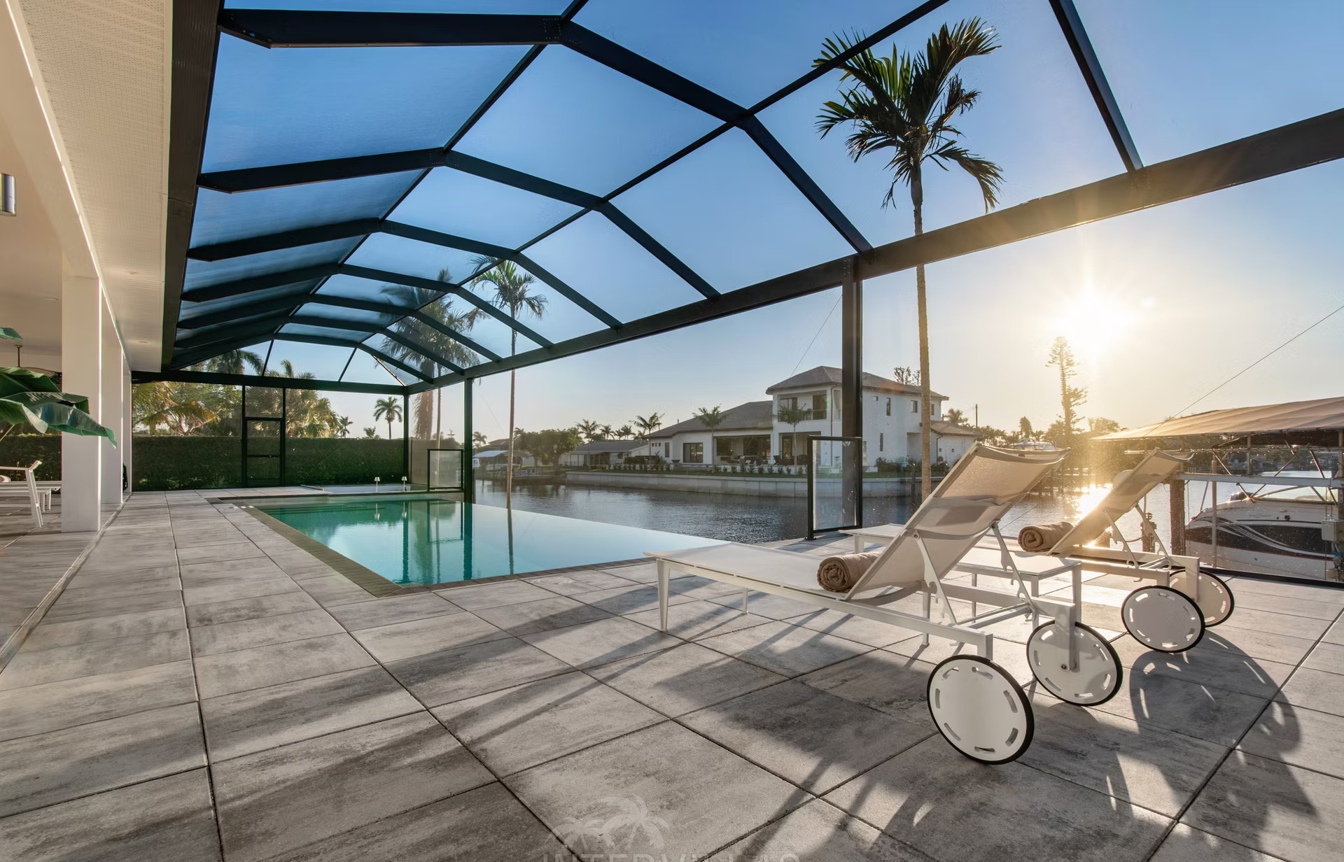 Infinity-Salzwasserpool mit Sunset-Lounge und Putting Green am Wasser.