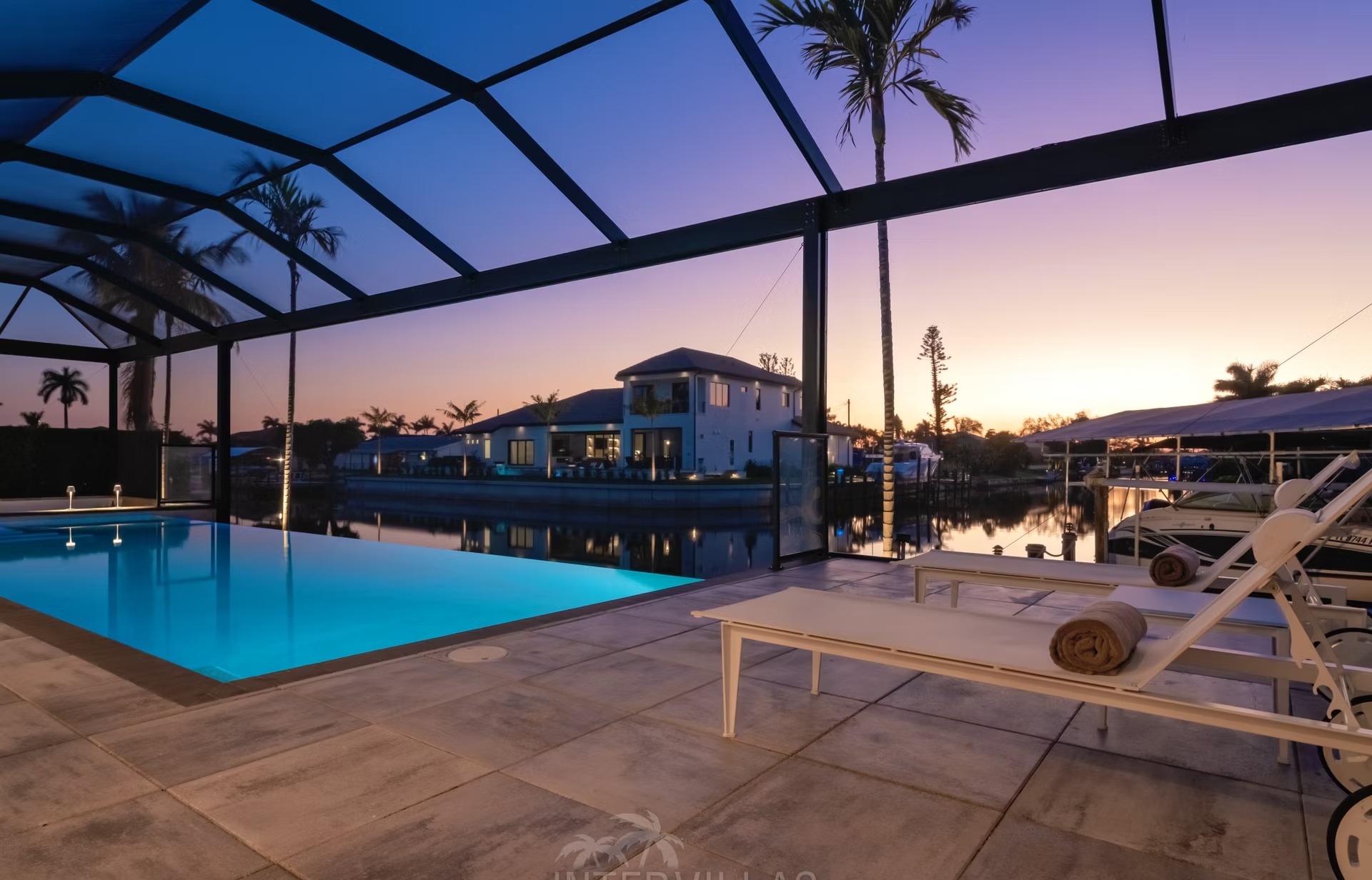 Infinity-Salzwasserpool mit Sunset-Lounge und Putting Green am Wasser.