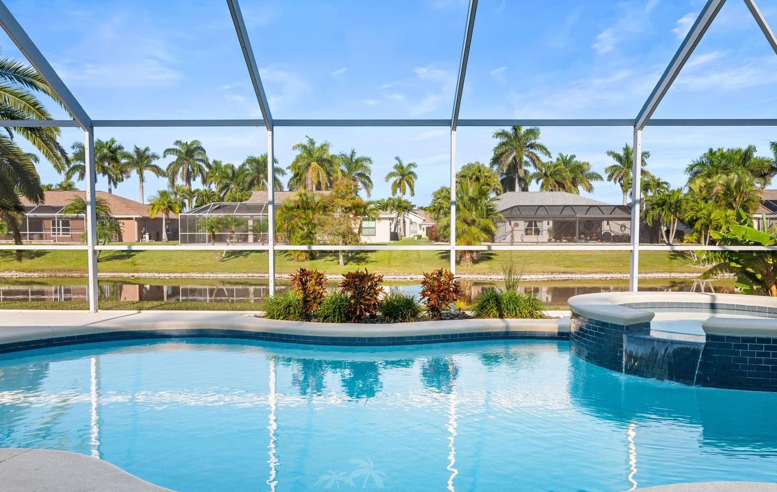 Modernes Ferienhaus in Cape Coral mit beheiztem Pool und Whirlpool.