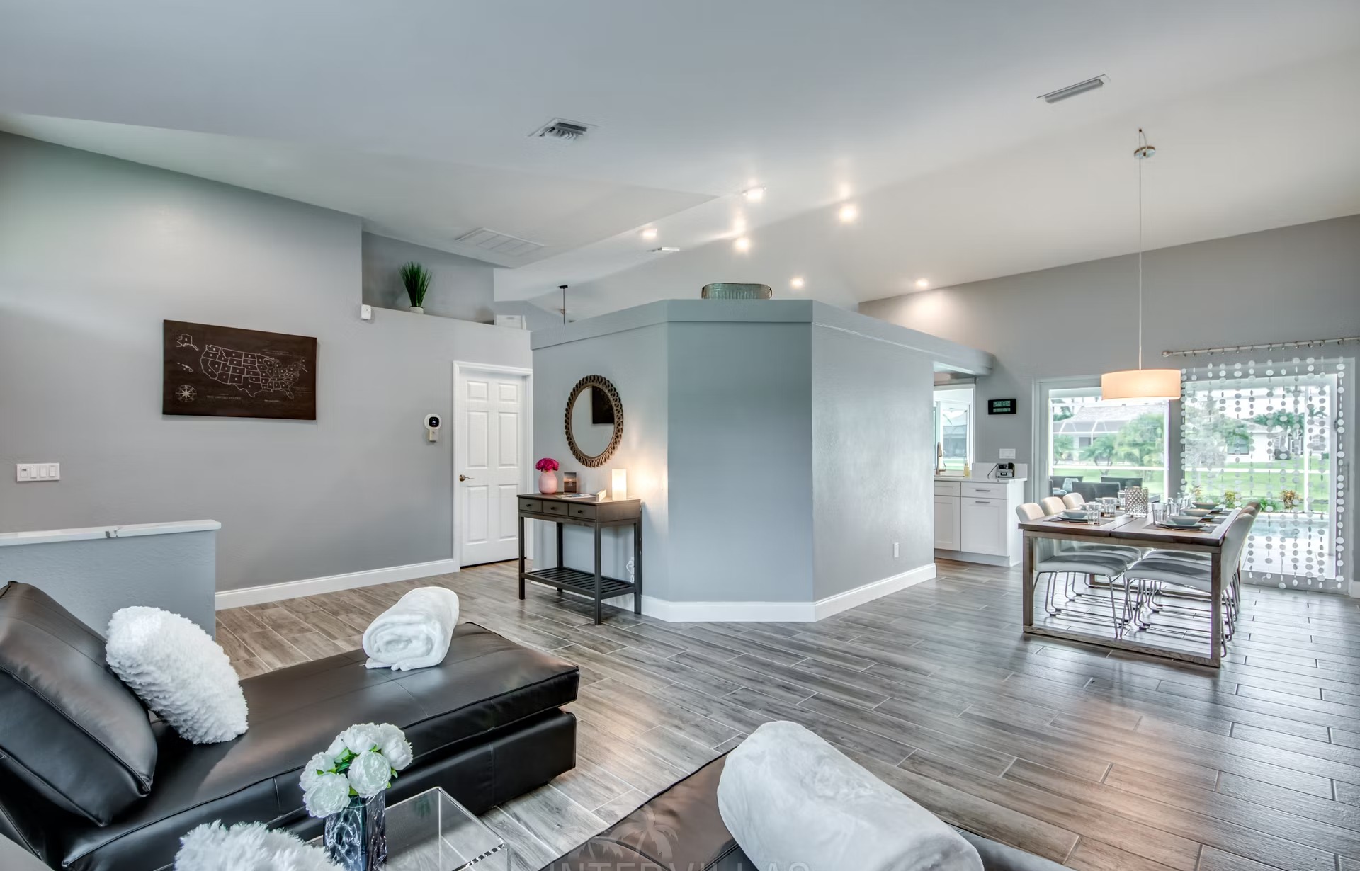 Überdachter Terrassenbereich mit Sitzgruppe und Blick auf den Pool.