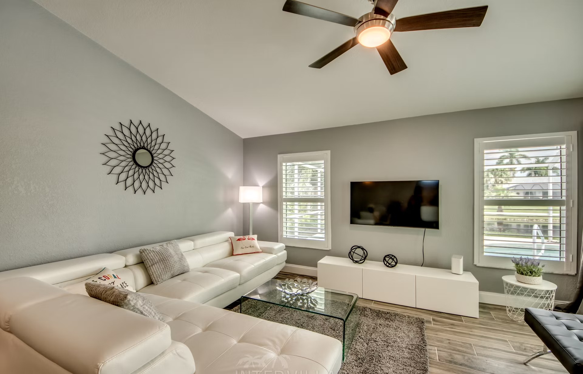 Überdachter Poolbereich mit beheiztem Pool, Whirlpool und Liegen.