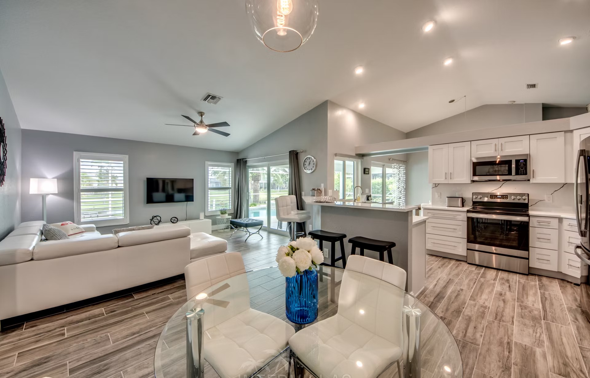 Heller Wohnbereich mit Sofa und moderner Einrichtung