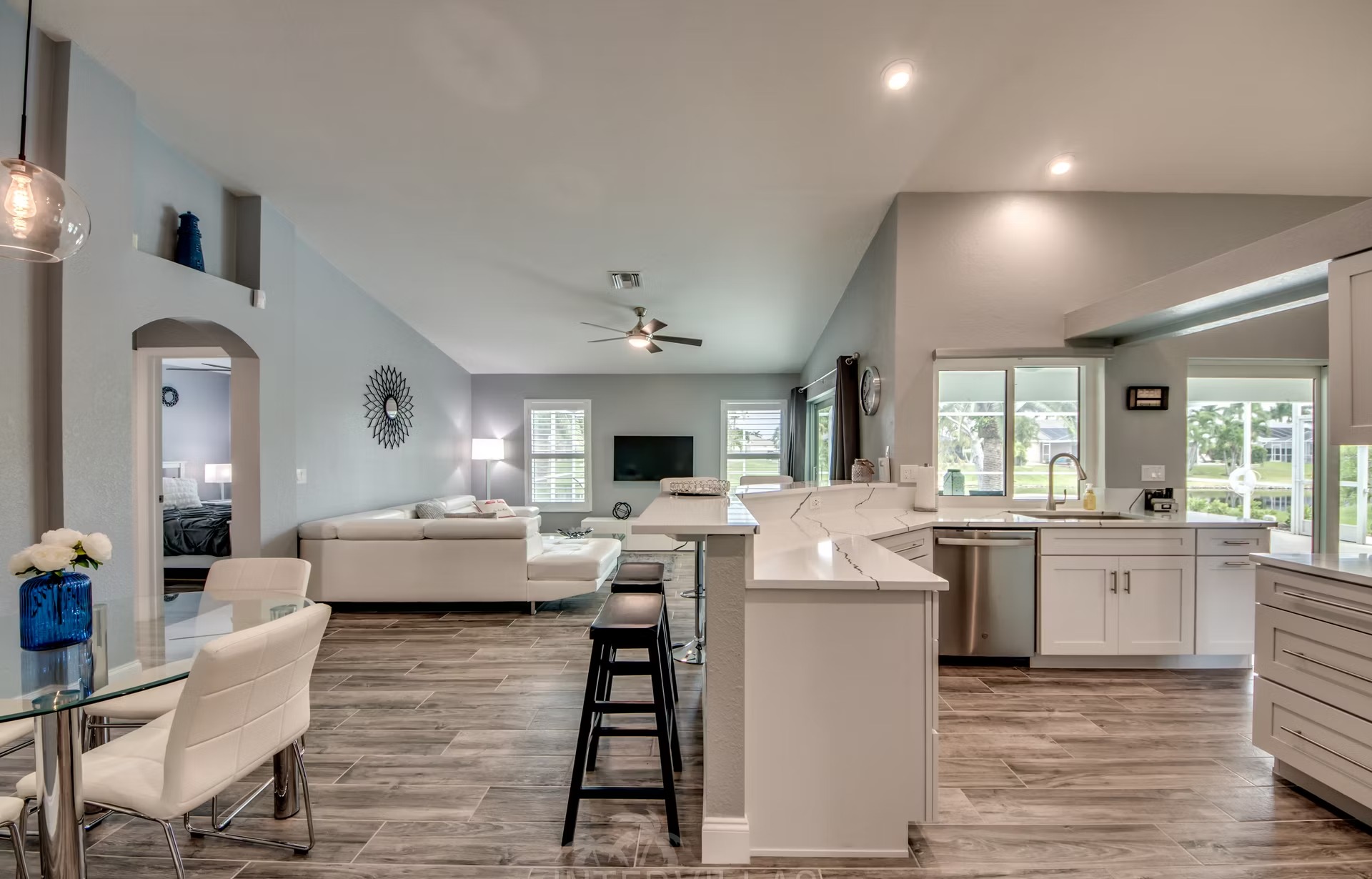 Überdachter Poolbereich mit Liegen und Whirlpool.