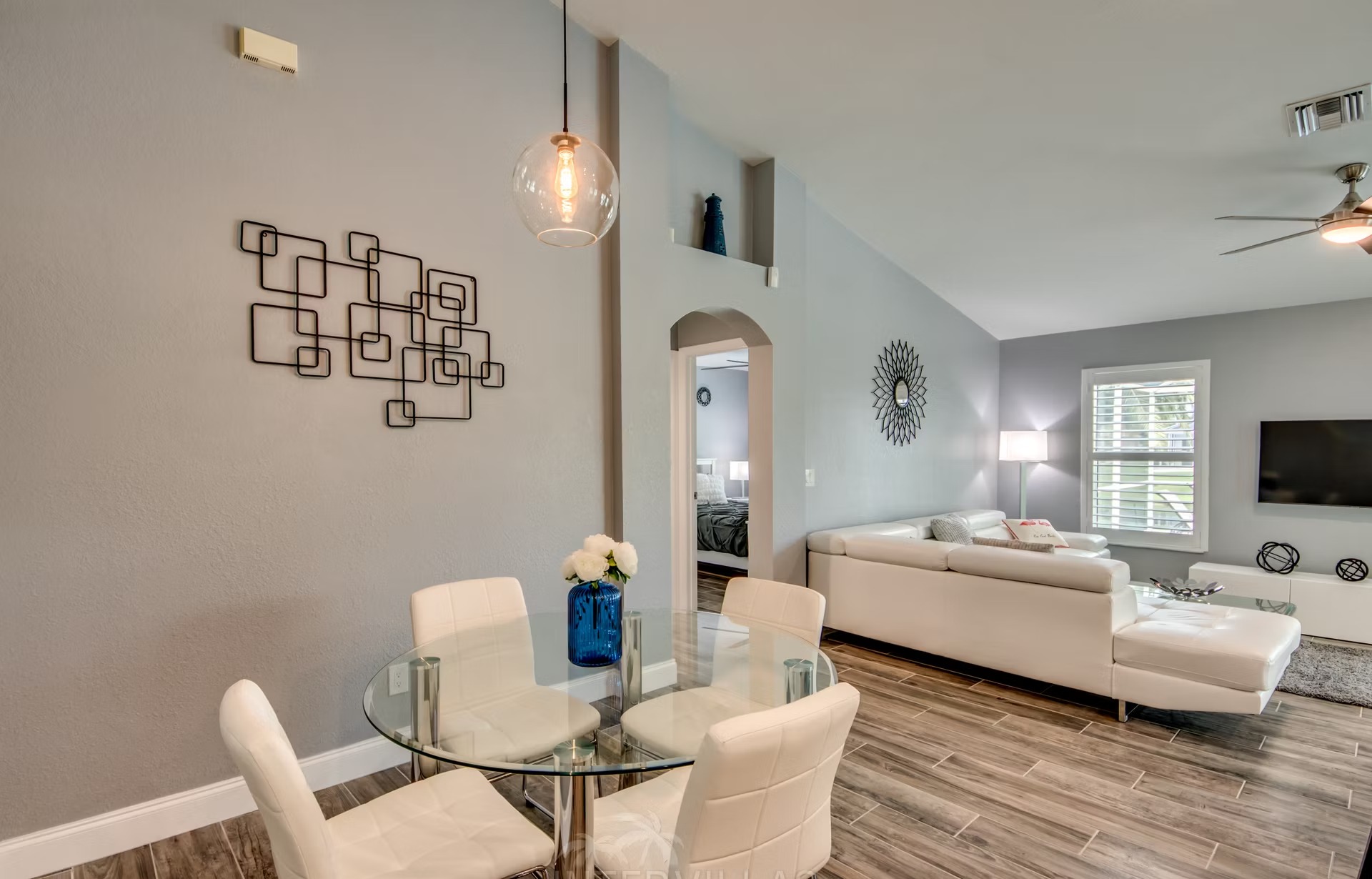 Überdachter Poolbereich mit beheiztem Pool, Whirlpool und Liegen.