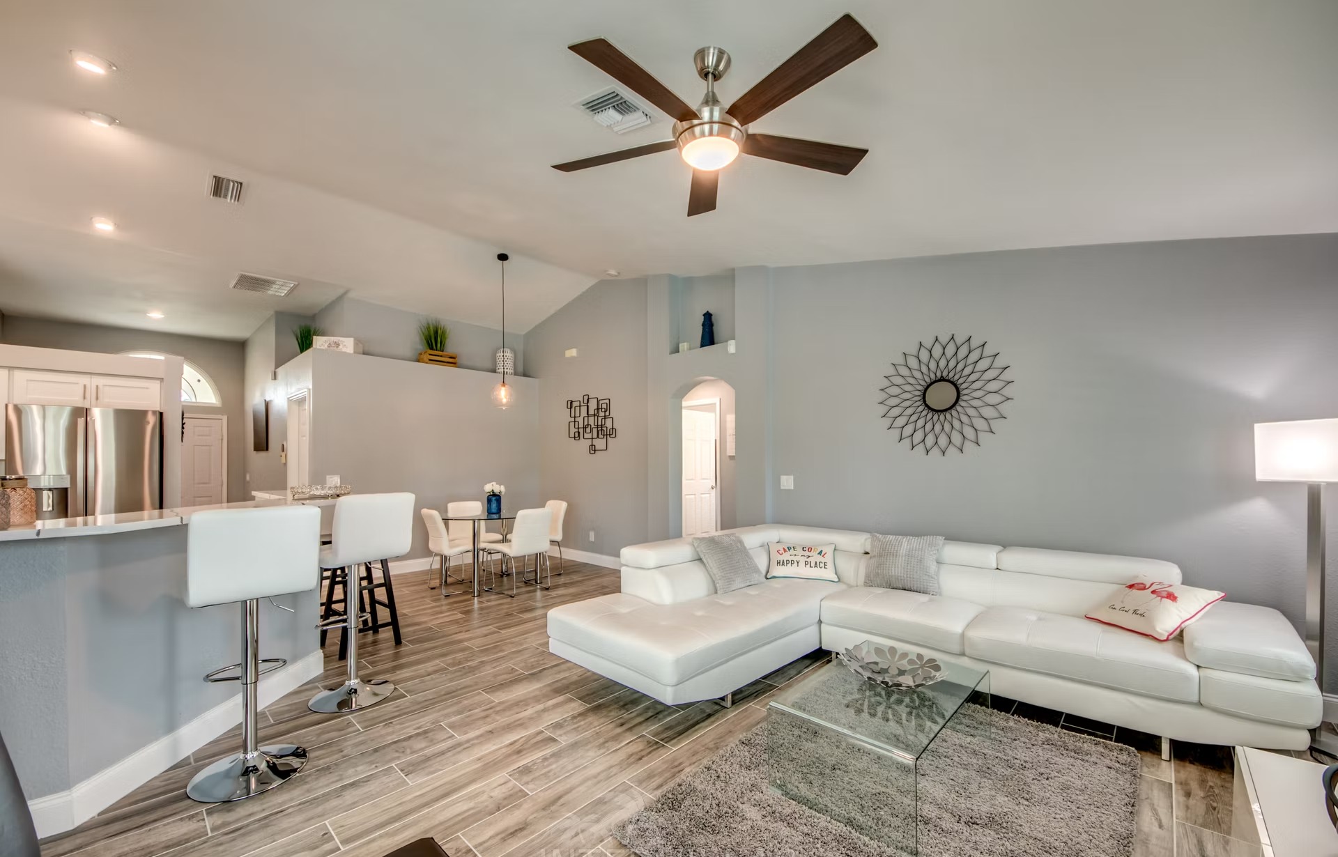 Überdachter Poolbereich mit beheiztem Pool und Whirlpool.