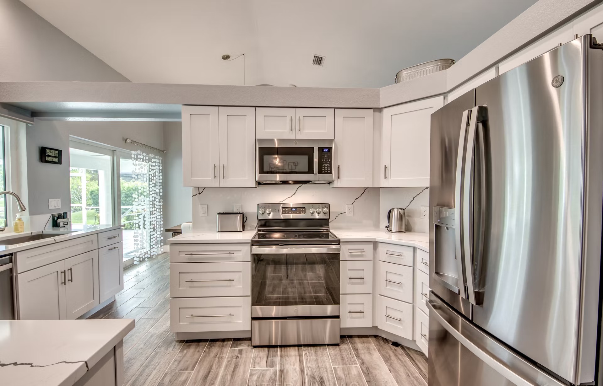 Stilvoller Wohnbereich mit modernen Möbeln und viel Tageslicht.