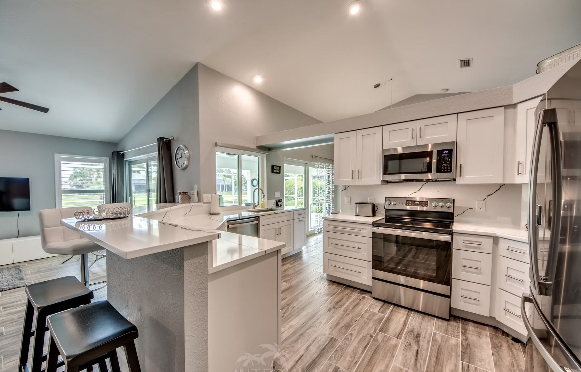 Heller Wohnbereich mit modernen Möbeln und großer Fensterfront.