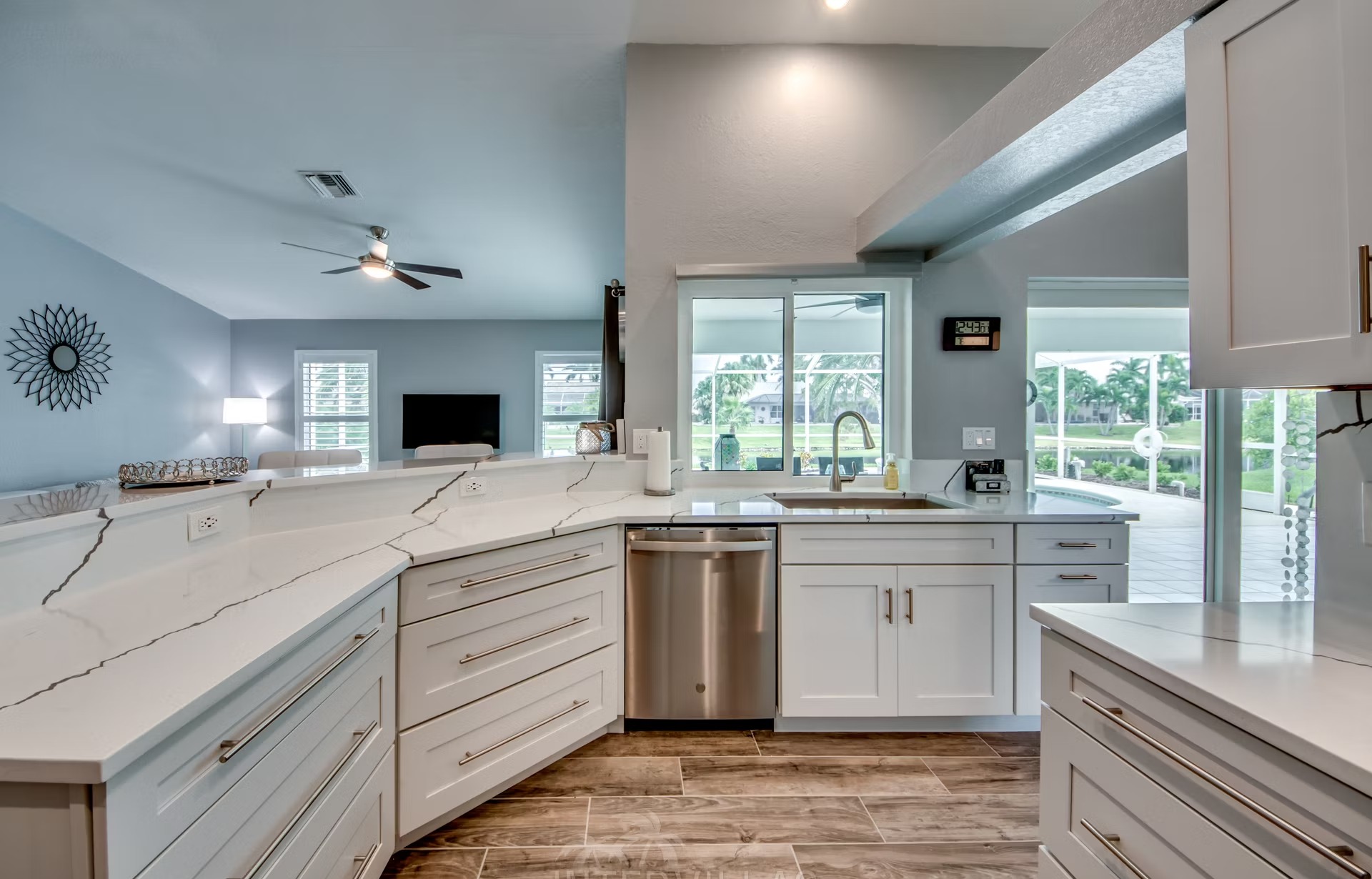 Überdachter Terrassenbereich mit Sitzmöbeln am Pool und Whirlpool.