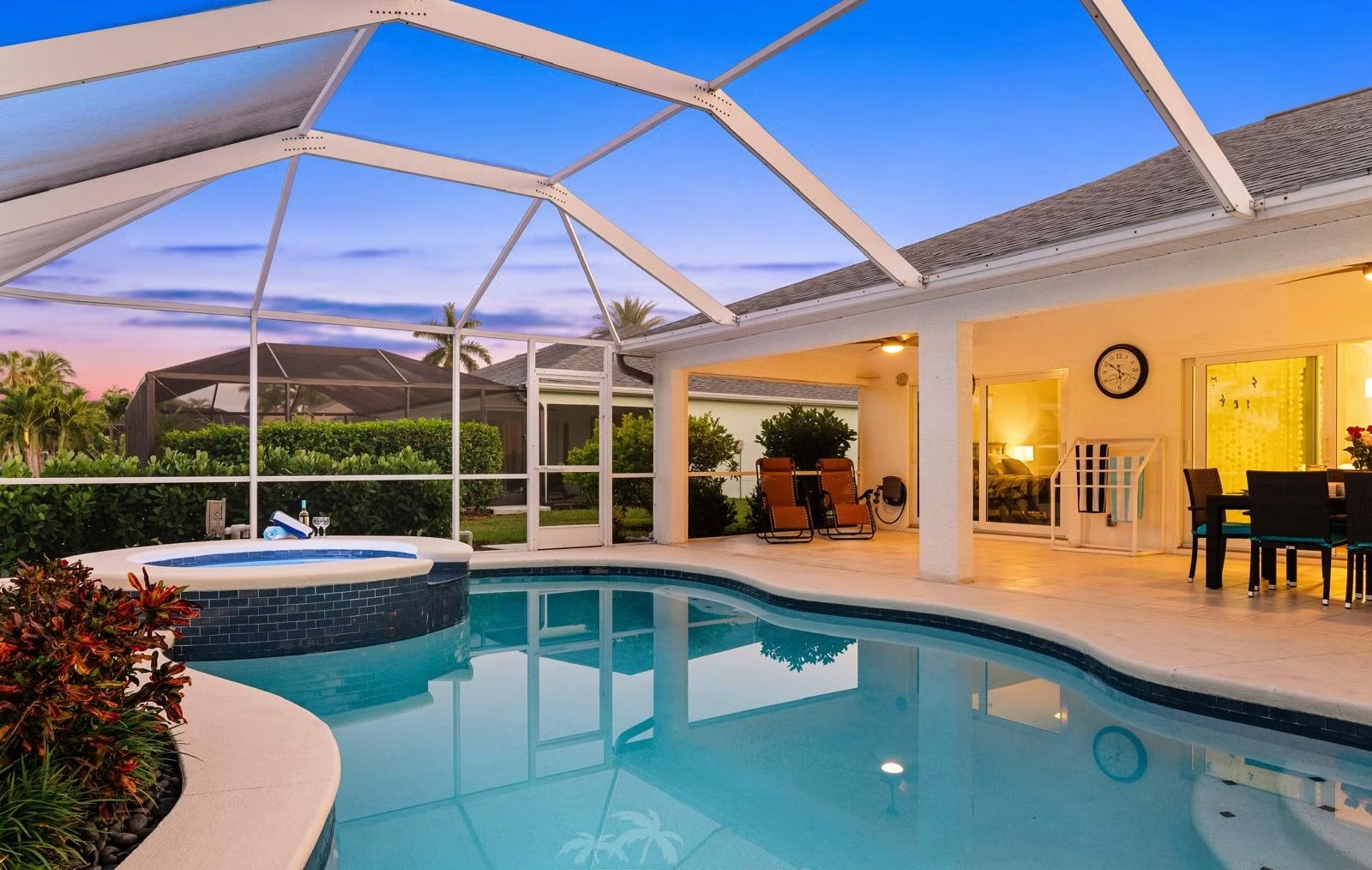 Stilvolle, 2024 renovierte Villa mit beheiztem Pool und Whirlpool in Cape Coral.