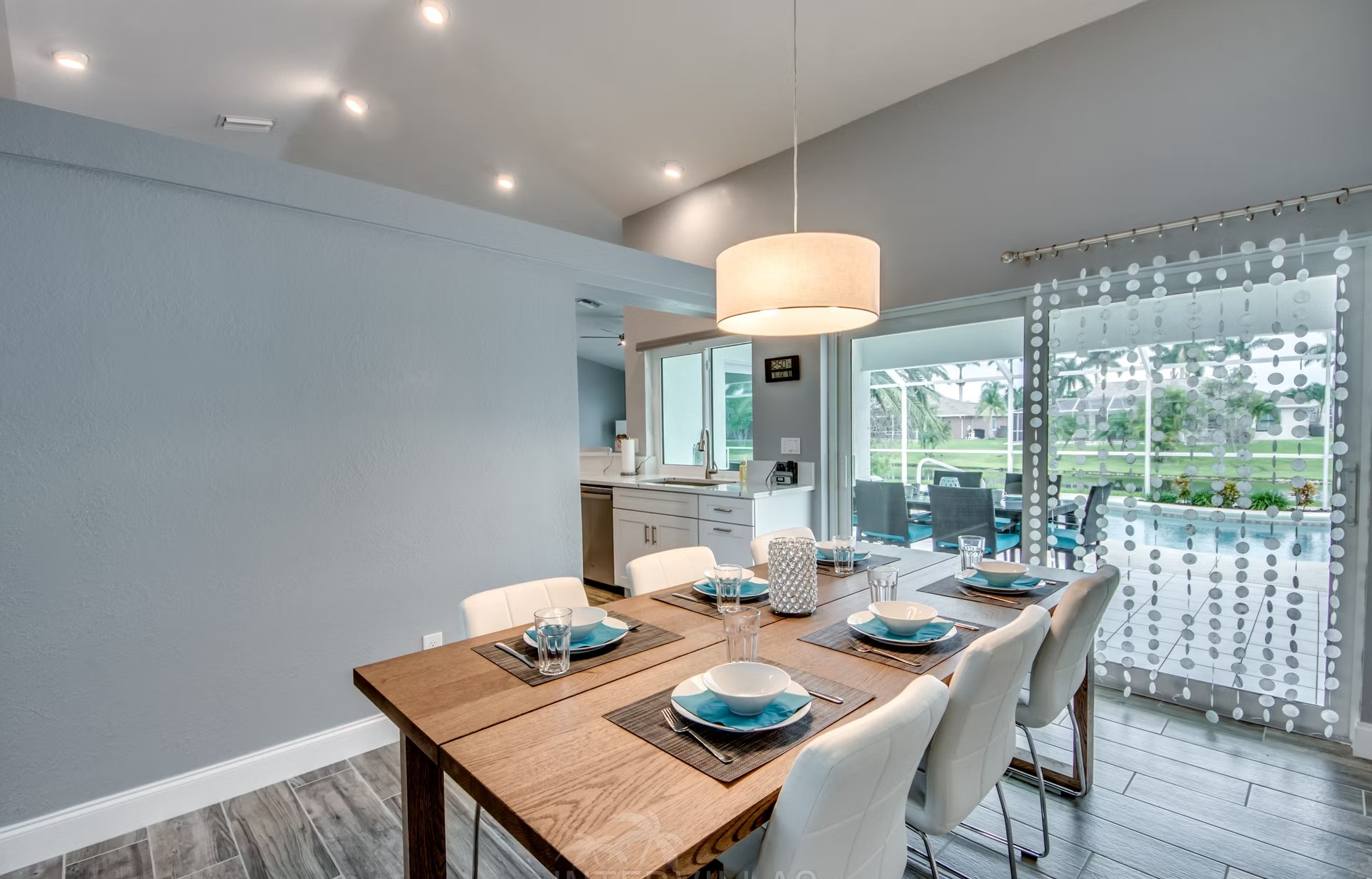 Modernes Wohnzimmer mit Sofa und Sitzbereich.