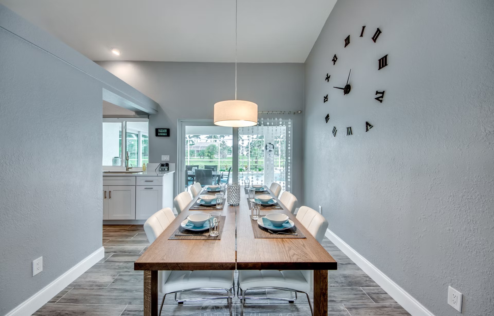 Überdachter Terrassenbereich mit Sitzgruppe, Liegen und Zugang zum beheizten Pool mit Whirlpool.