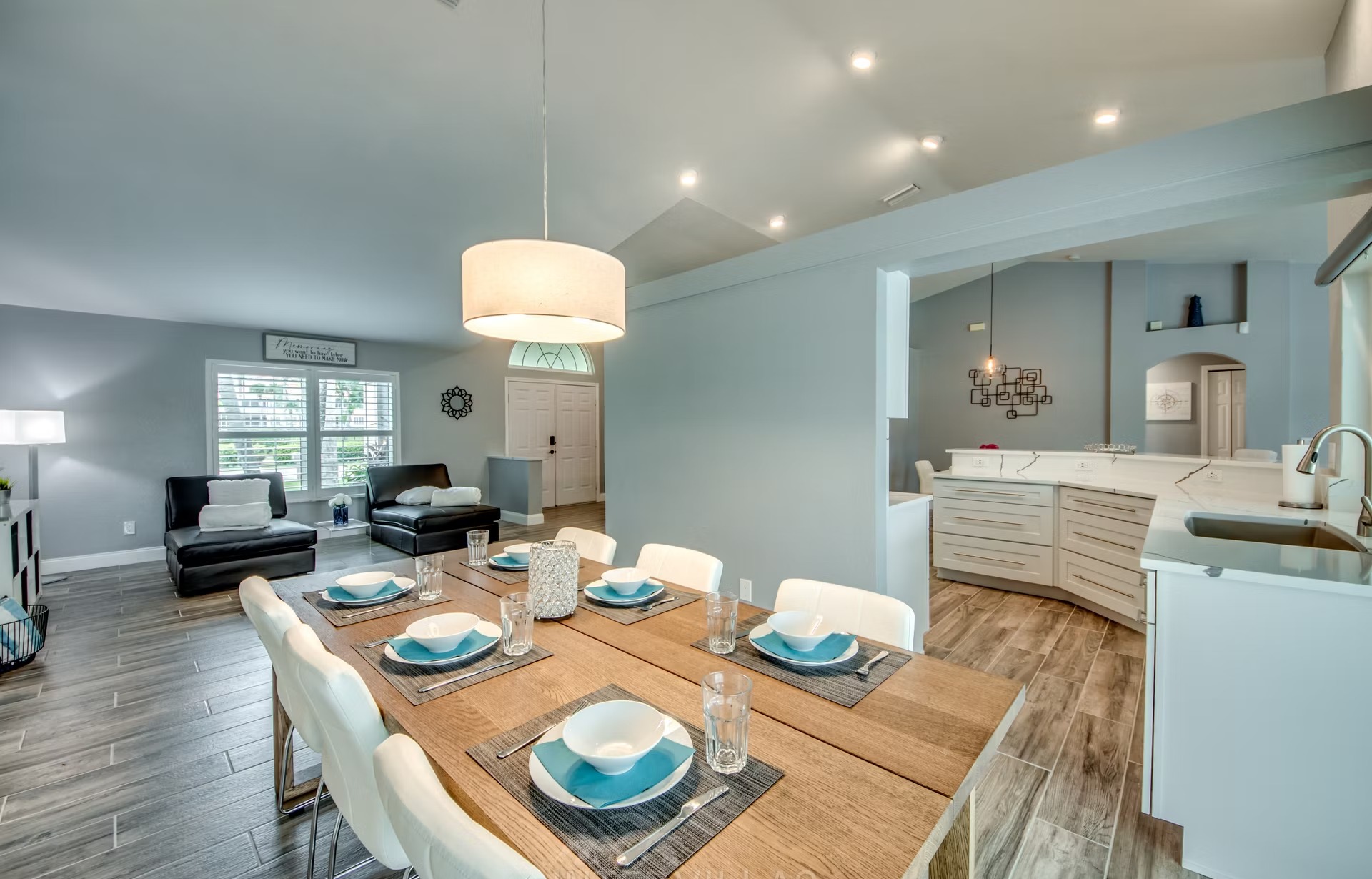 Modern renovierter Wohnbereich mit Sitzgruppe und viel Tageslicht.