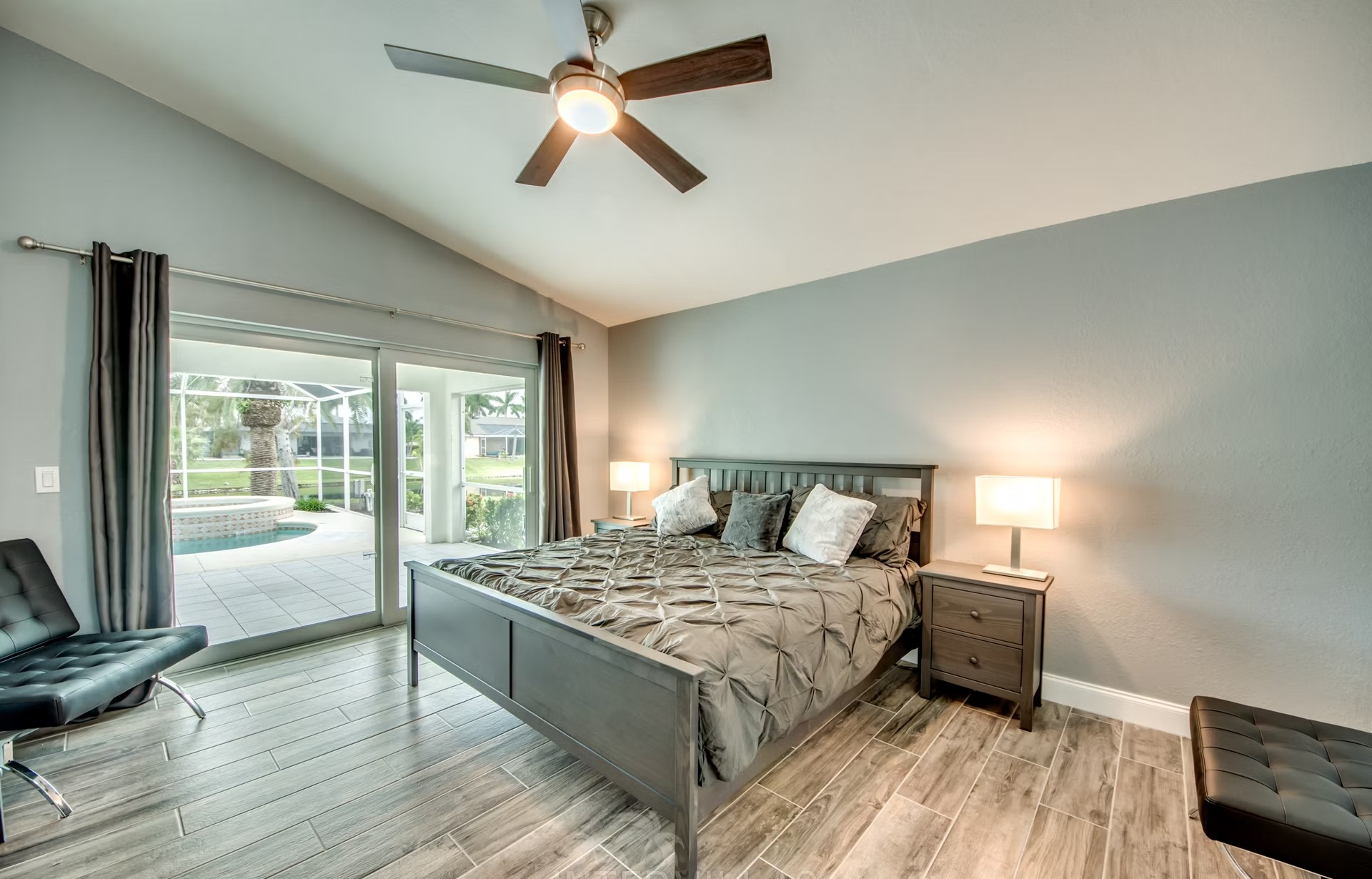 Überdachter Terrassenbereich mit Sitzgruppe, Pool und Whirlpool.