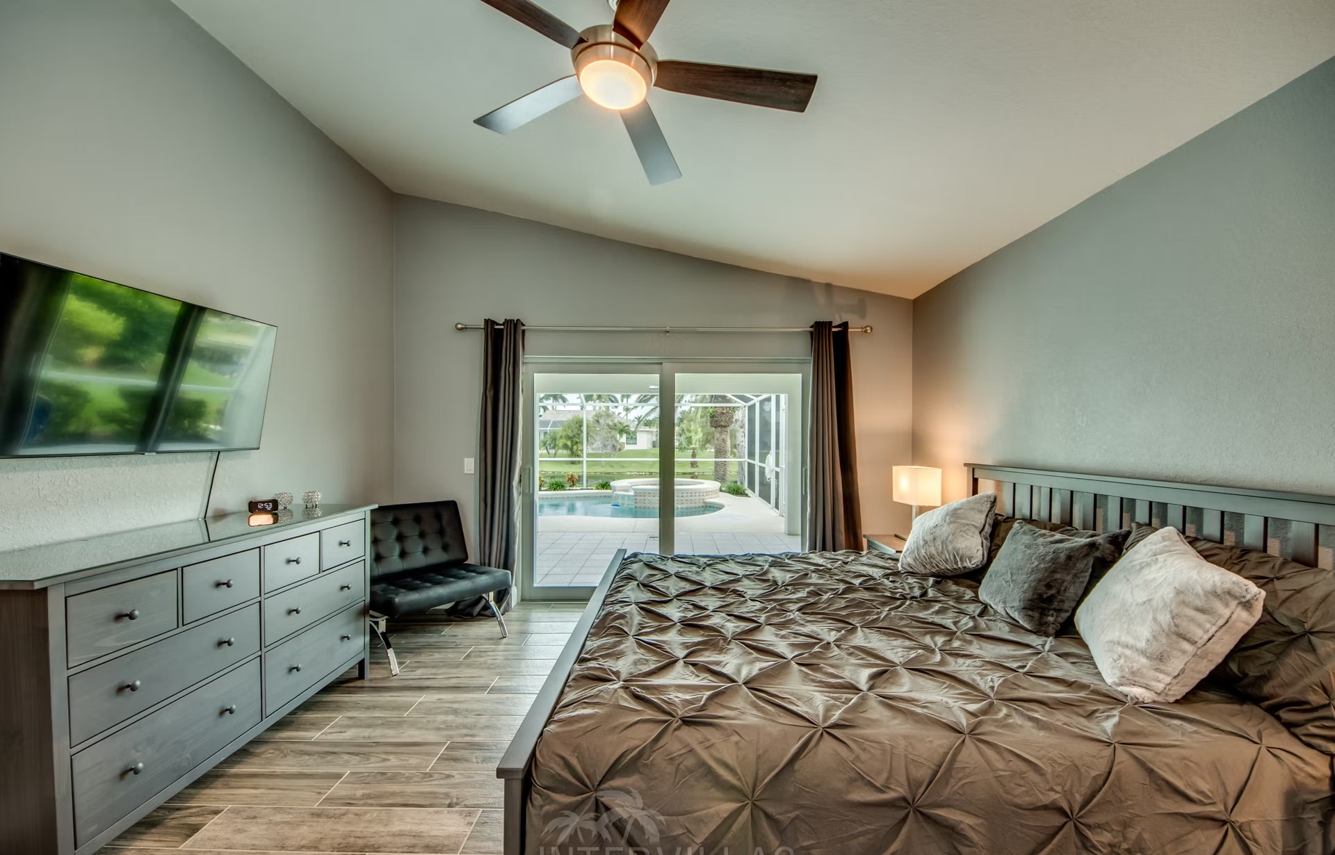 Beheizter Pool mit Whirlpool und Liegen im Außenbereich.