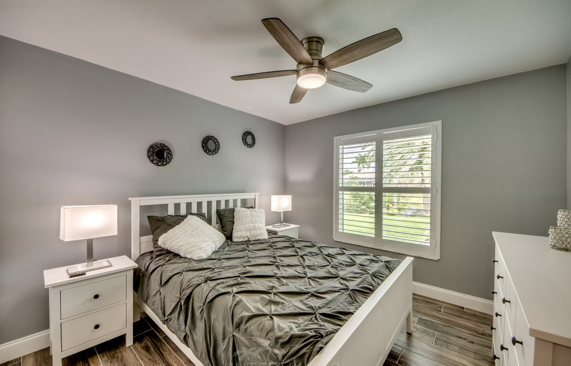 Überdachter Poolbereich mit beheiztem Pool und Whirlpool.