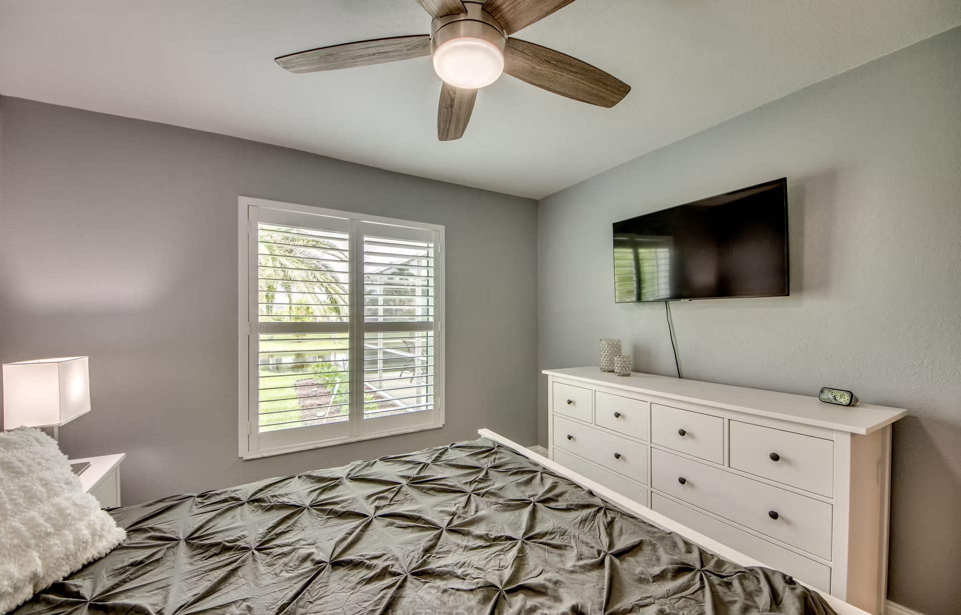 Beheizter Pool mit Whirlpool und Liegen im Außenbereich.