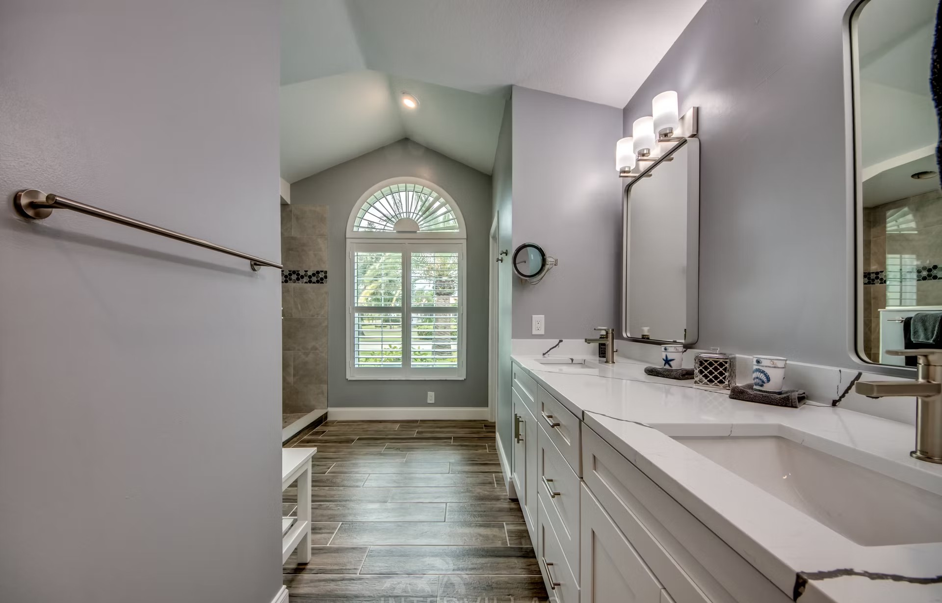 Überdachter Terrassenbereich mit Sitzgruppe und Blick auf Pool und Whirlpool.