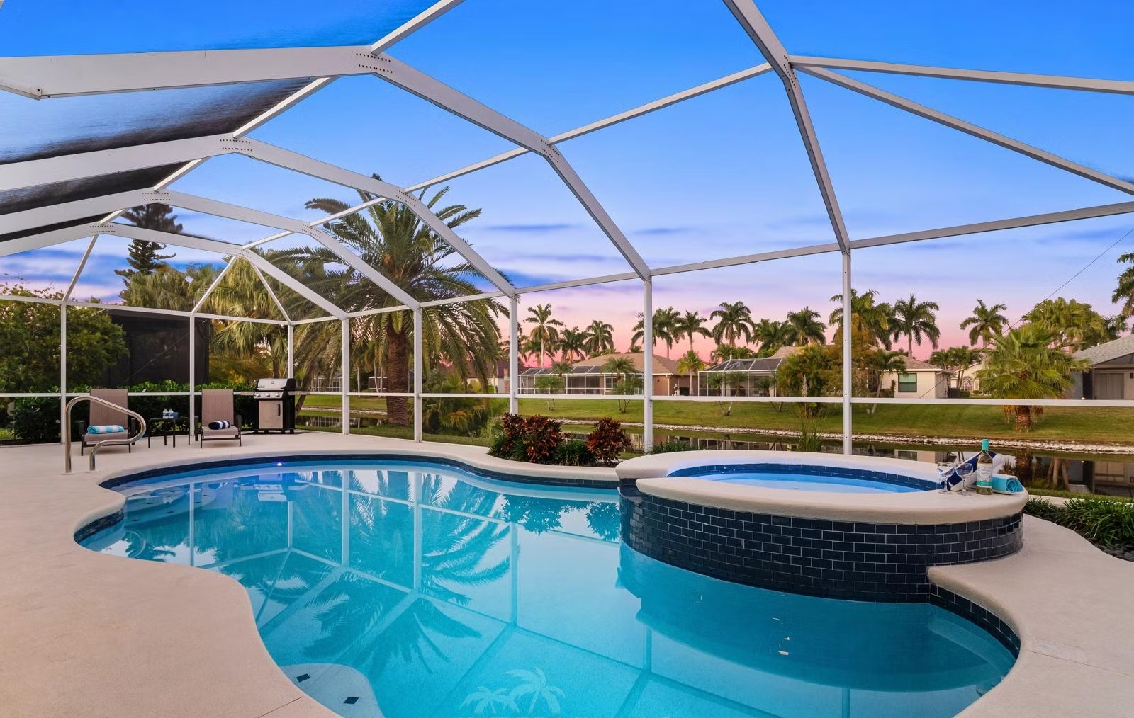 Stilvolle, 2024 renovierte Villa in Cape Coral mit beheiztem Pool und Whirlpool.