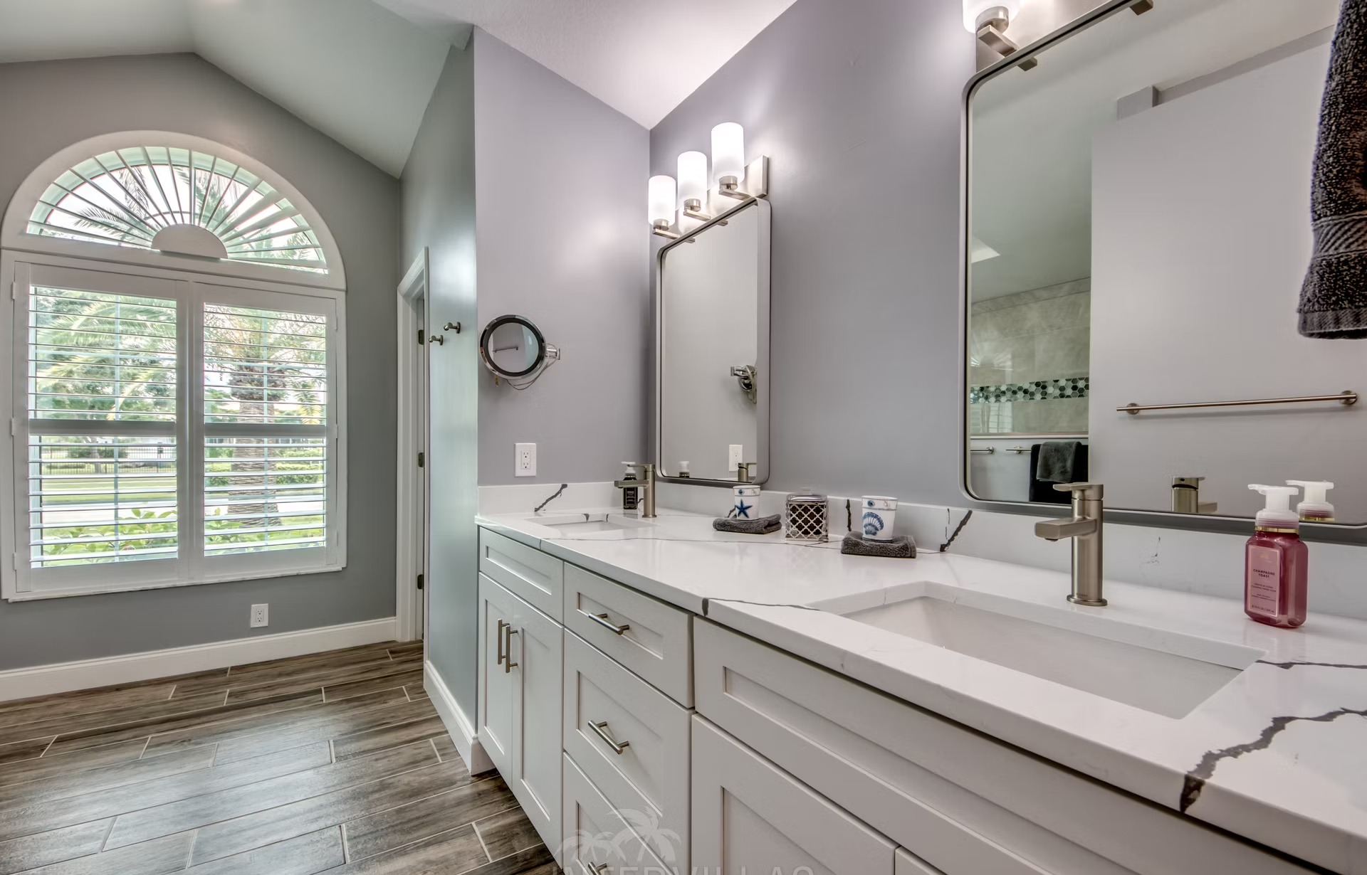 Überdachter Außen-Sitzbereich mit Gartenmöbeln am Pool.