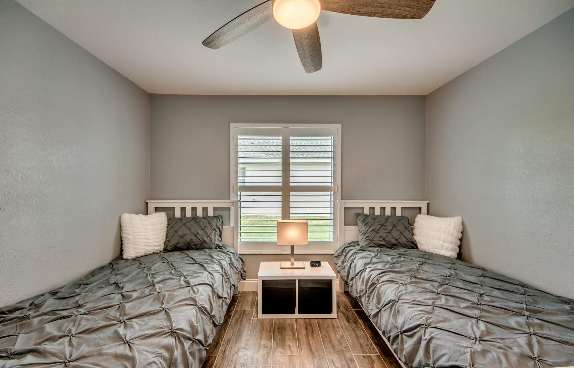 Beheizter Pool mit Whirlpool und Liegen im Außenbereich.