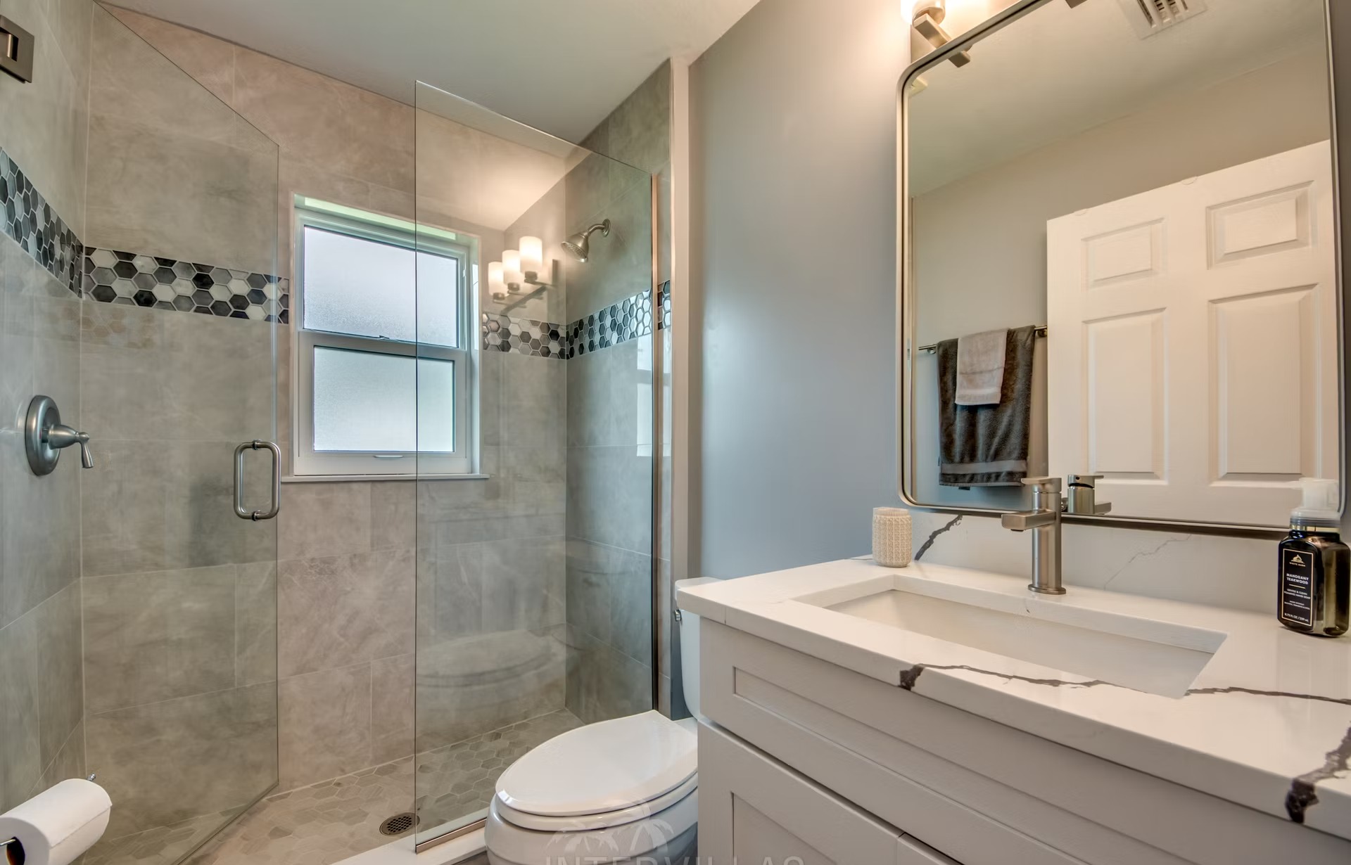 Überdachter Poolbereich mit beheiztem Pool und Whirlpool.