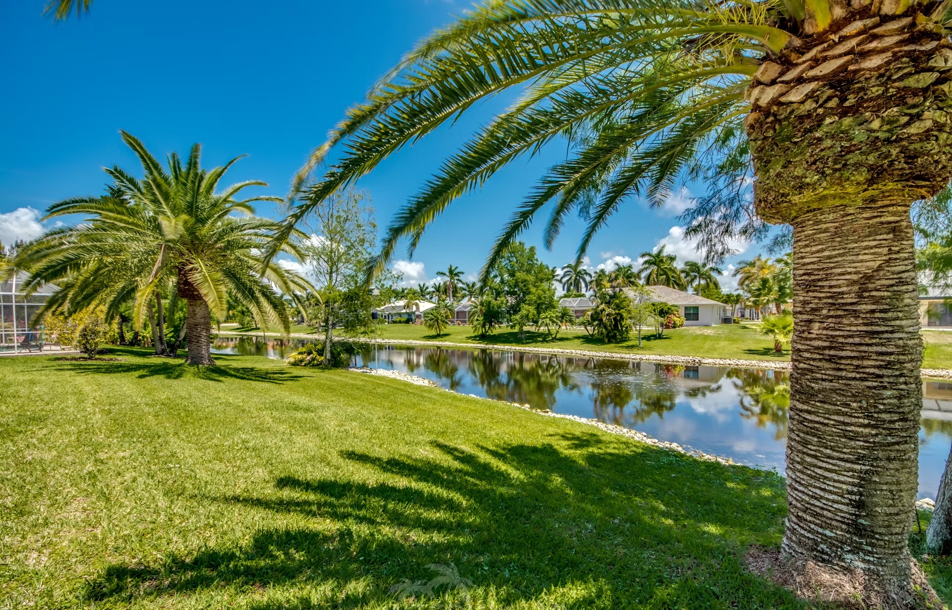 Überdachter Poolbereich mit beheiztem Pool und Whirlpool.