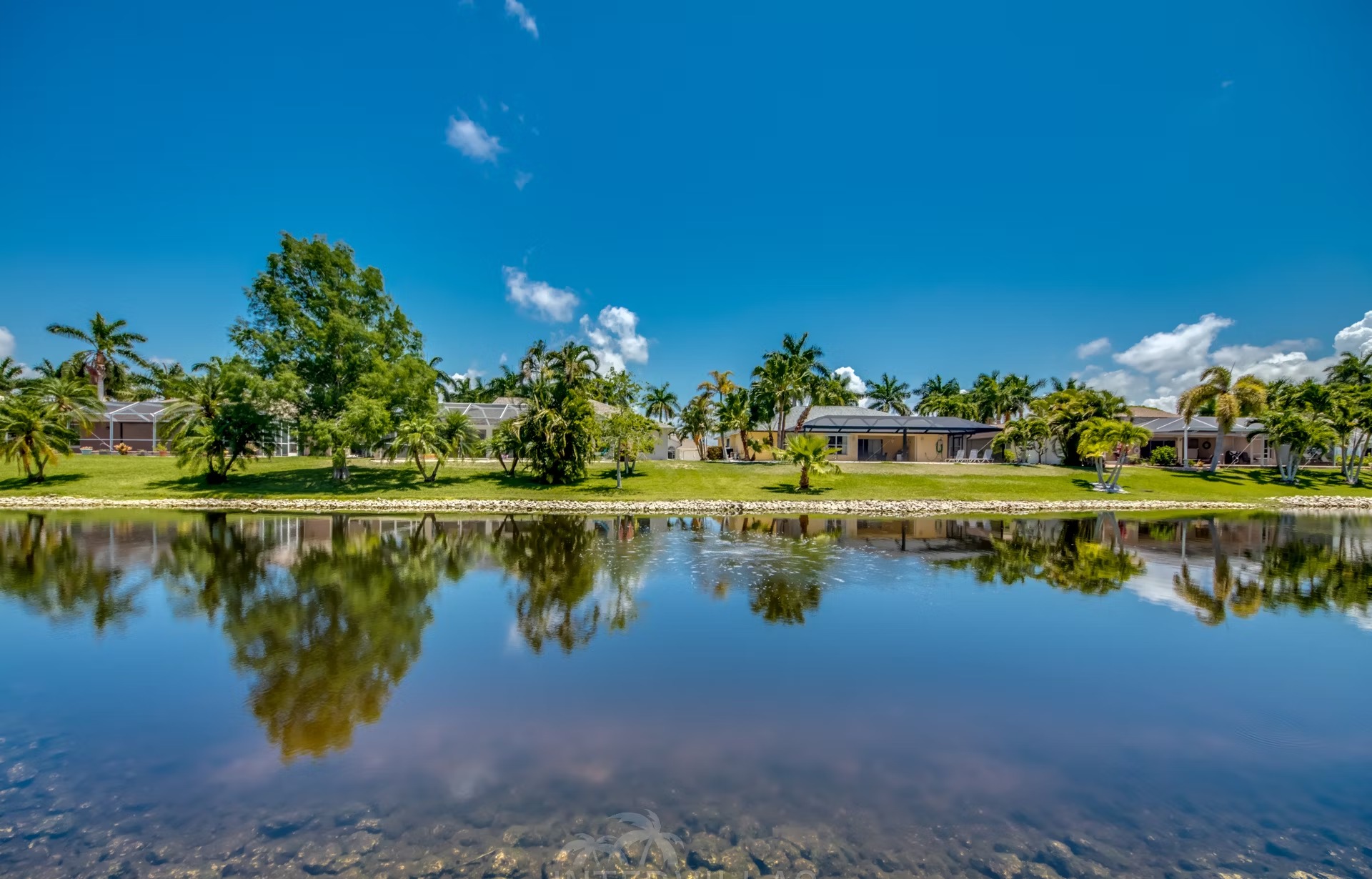 Überdachter Poolbereich mit beheiztem Pool und Whirlpool.