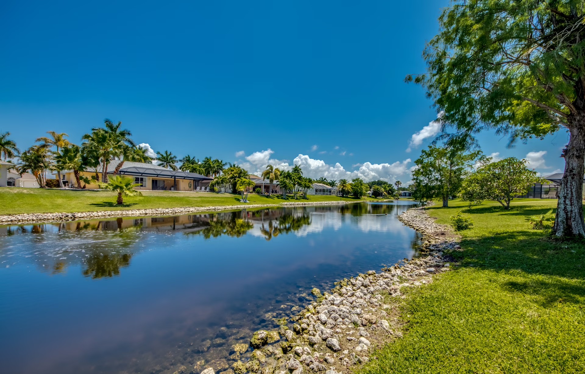 Überdachter Terrassenbereich mit Sitzgruppe und Blick auf Pool und Whirlpool.