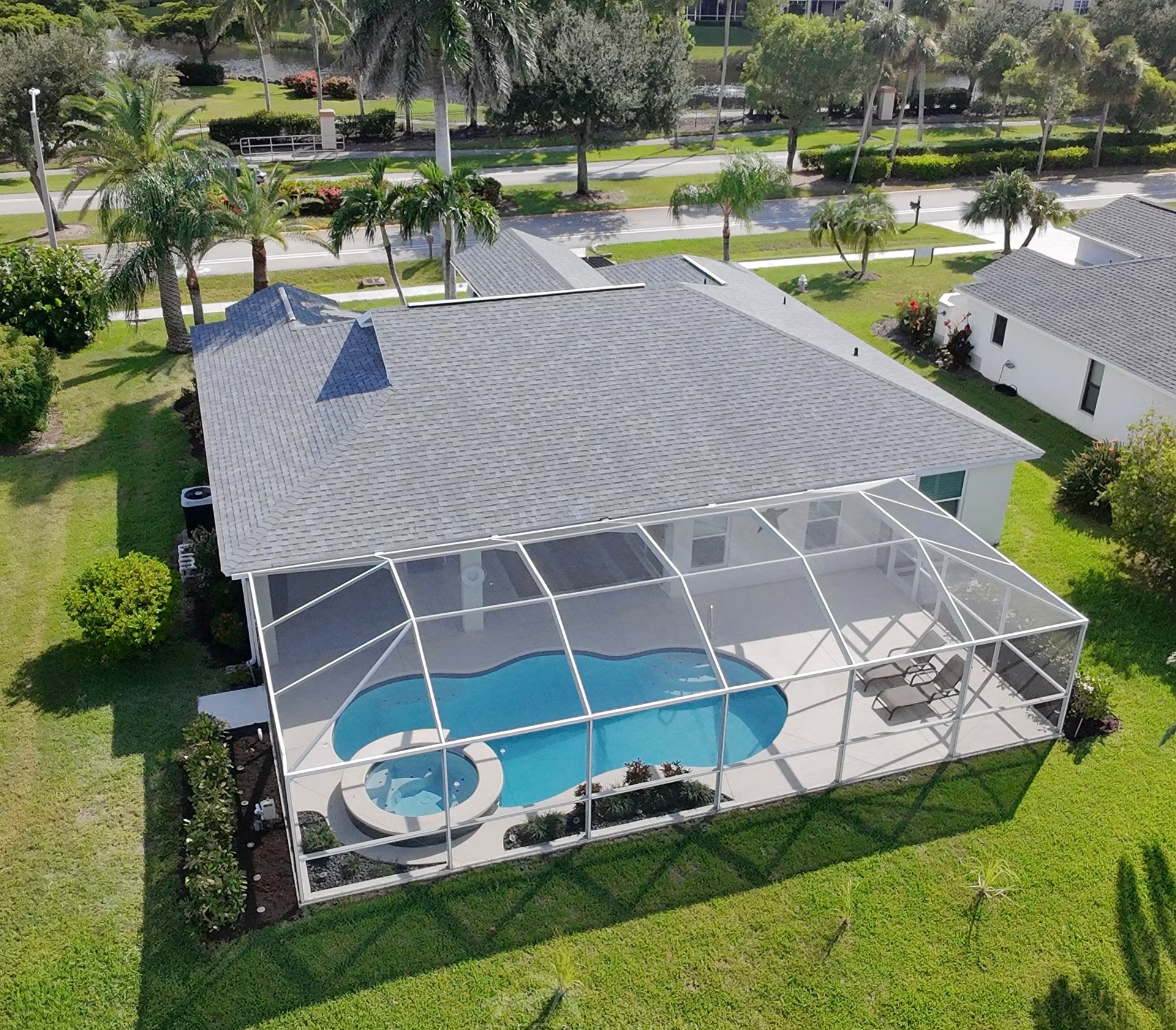 Modernes Wohnzimmer mit Sofa und TV