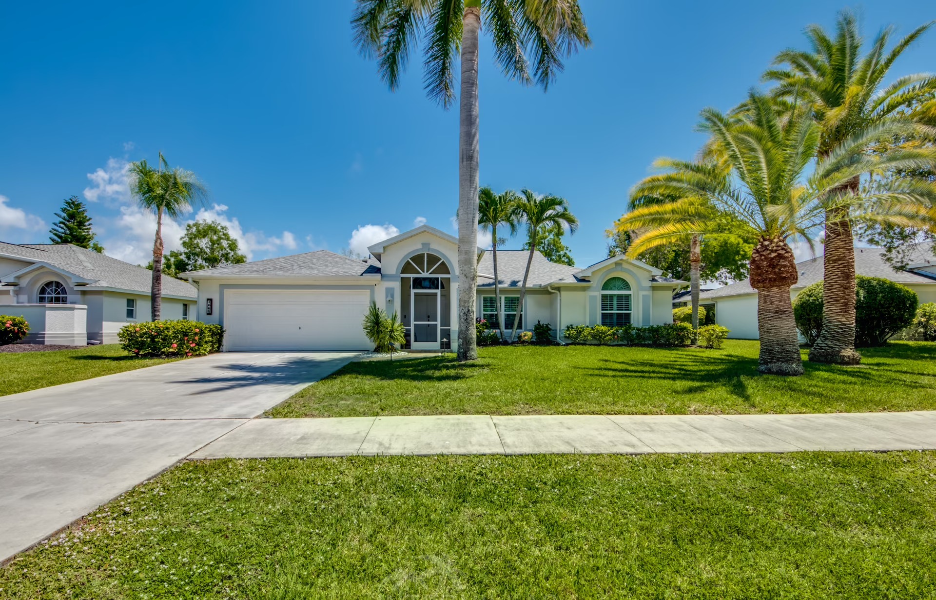 Überdachter Poolbereich mit beheiztem Pool und Whirlpool.