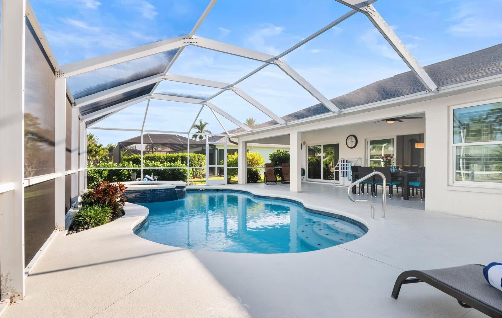 Modernes Wohnzimmer mit Sofa und Sitzbereich