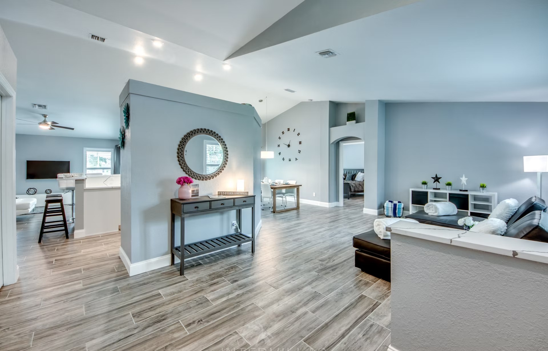 Modernes Ferienhaus-Interieur nach Renovierung 2024.