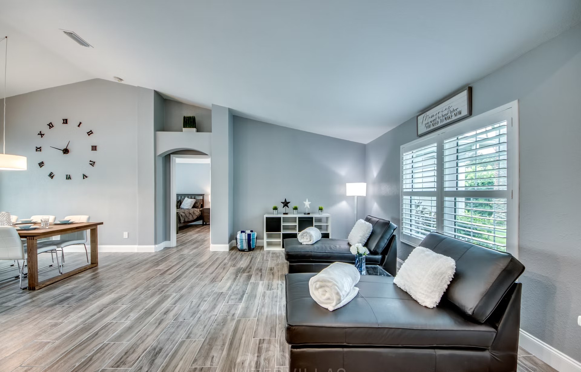 Überdachter Terrassenbereich mit Sitzgruppe, Pool und Whirlpool.