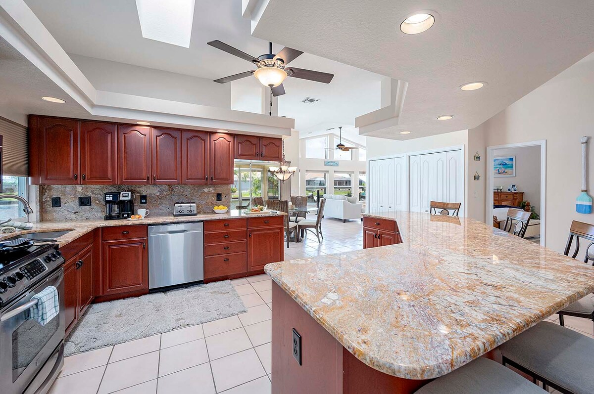 Beheizter Pool mit Whirlpool und Sonnenliegen auf der Lanai mit Kanalblick.