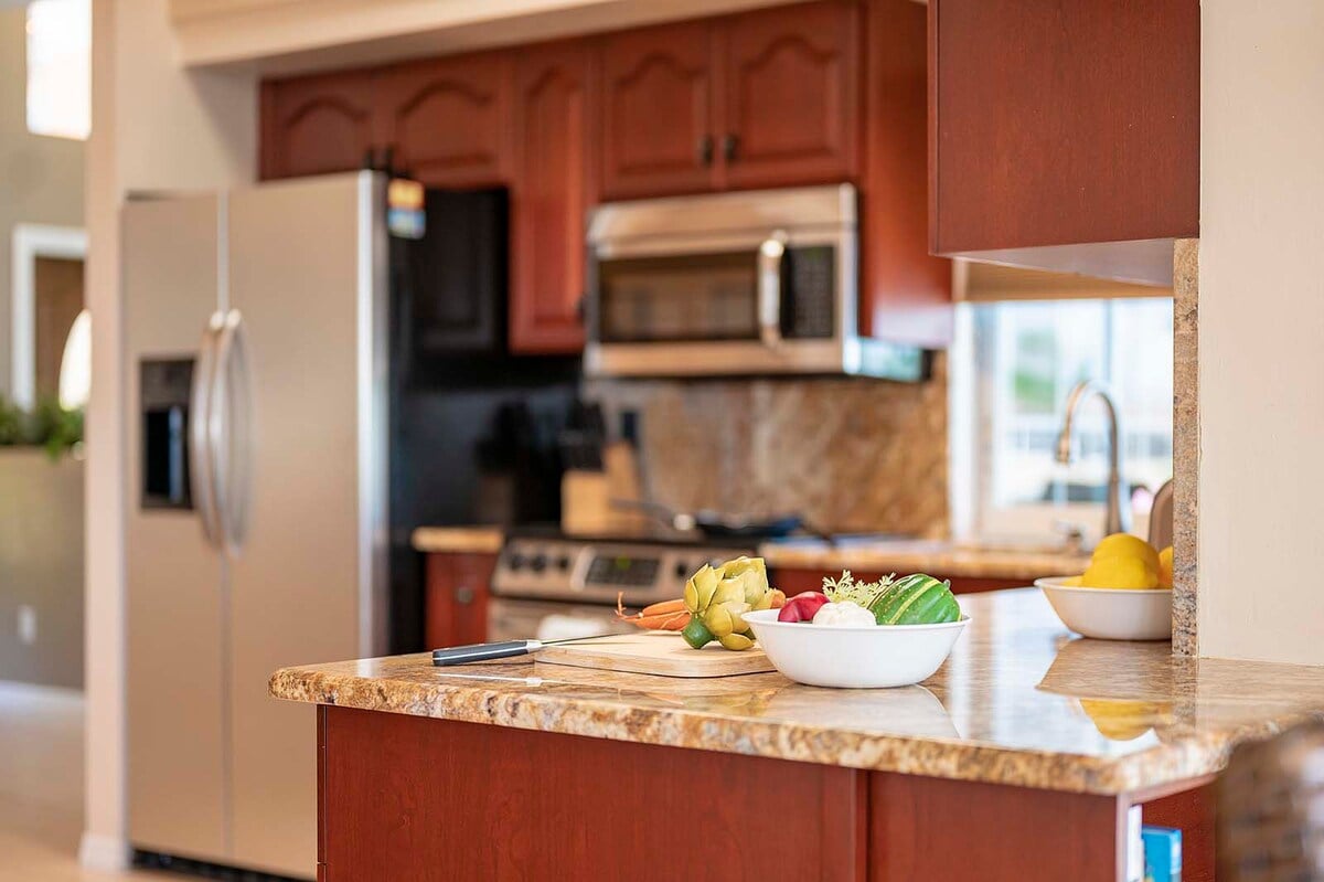 Beheizter Pool mit Whirlpool auf der Lanai mit Blick auf den Kanal.