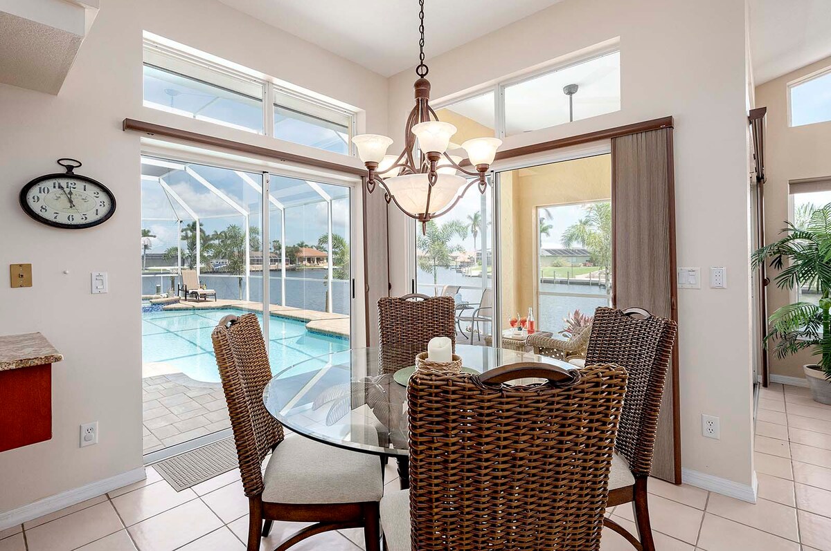 Beheizter Pool mit Whirlpool auf der Lanai am Kanal, mit Sonnenliegen und Sitzbereich.