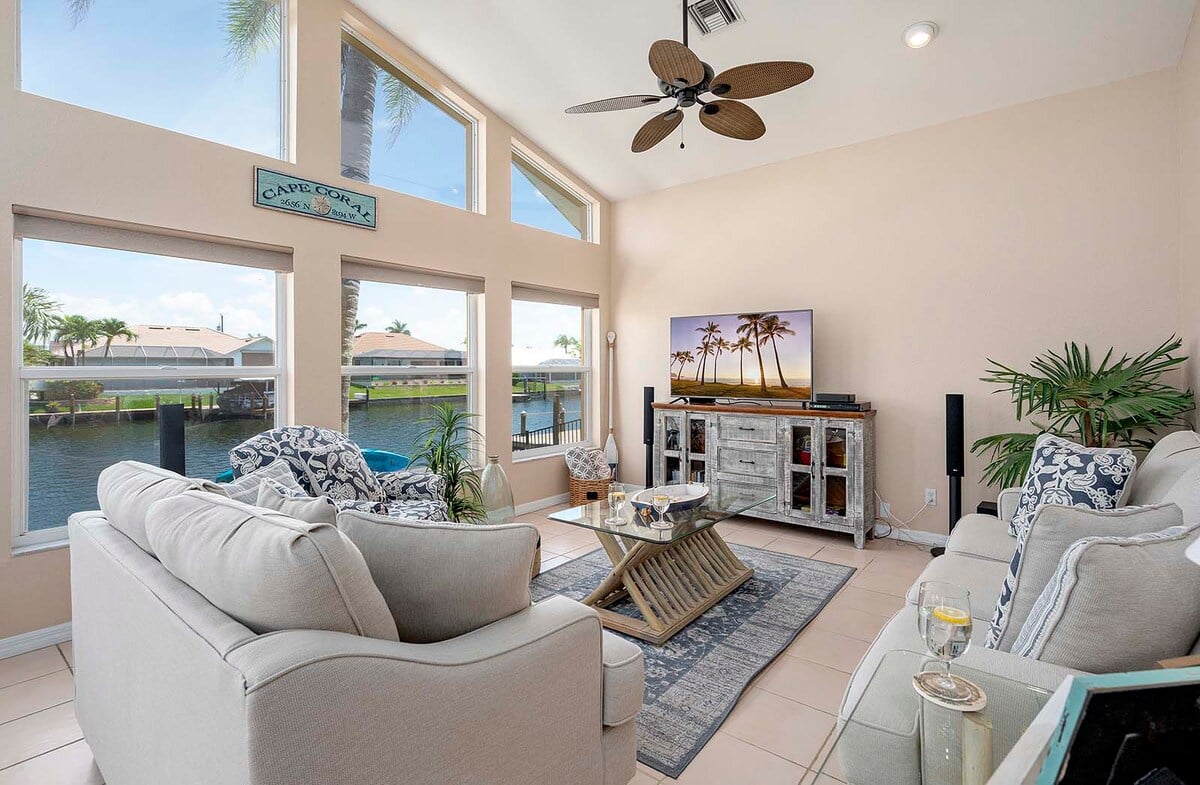 Beheizter Pool mit Whirlpool auf der Lanai mit Blick auf den Kanal.