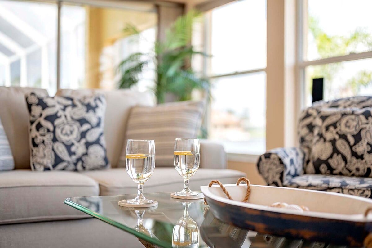 Beheizter Pool mit Whirlpool auf der Lanai am Kanal.